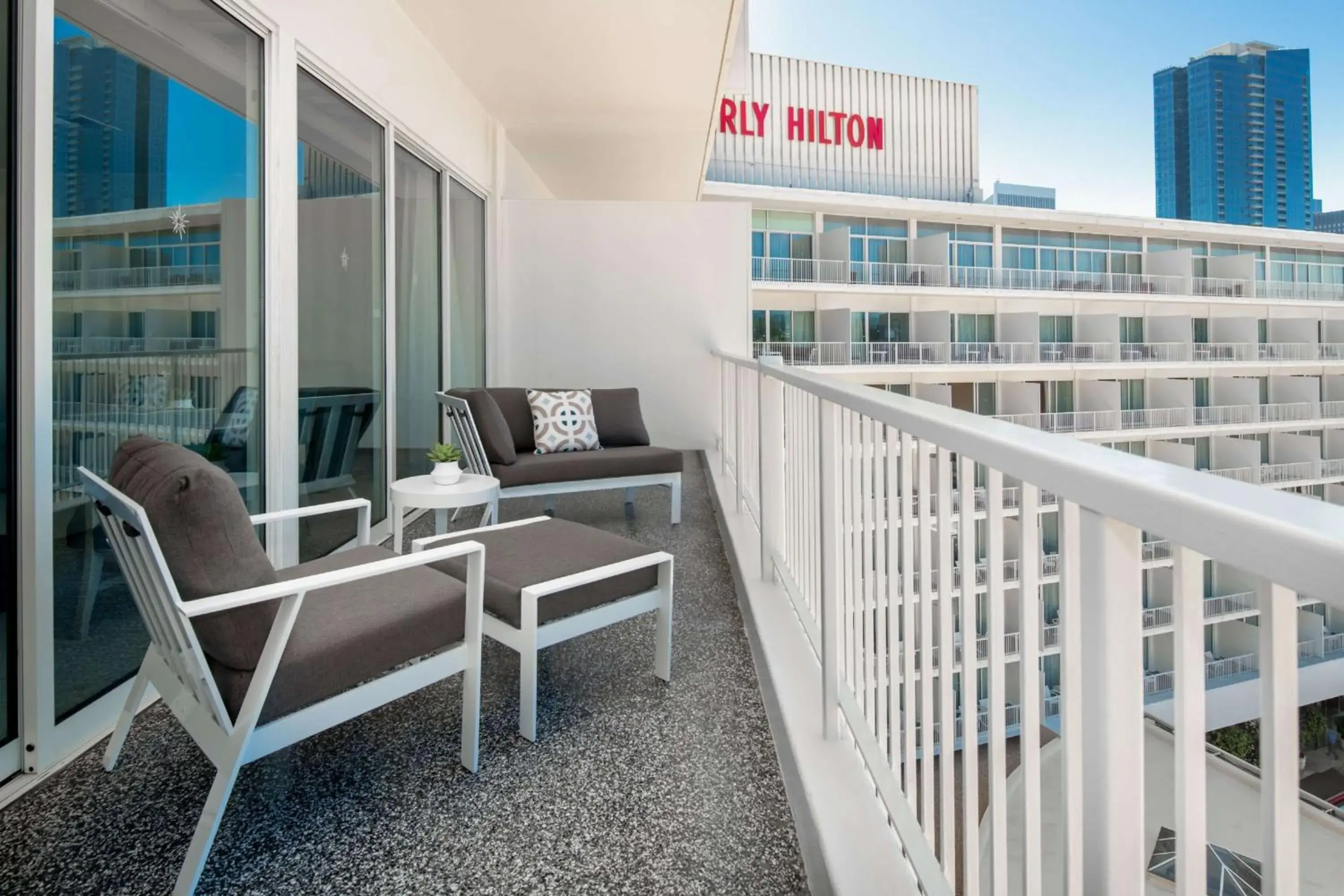 King Studio Suite with Balcony in The Beverly Hilton King Studio Suite with Balcony in The Beverly Hilton