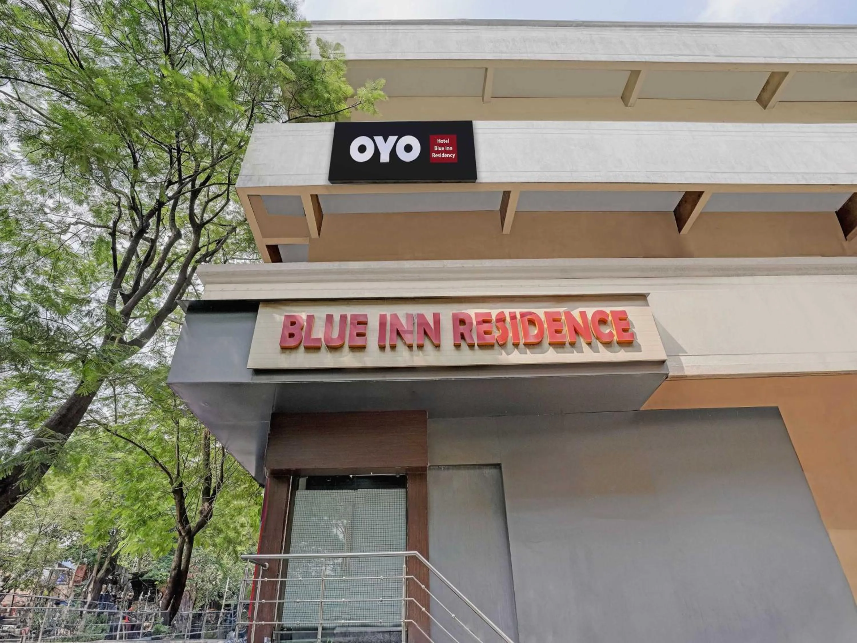 Facade/entrance in Hotel O Blue Inn Residence Near R City Mall