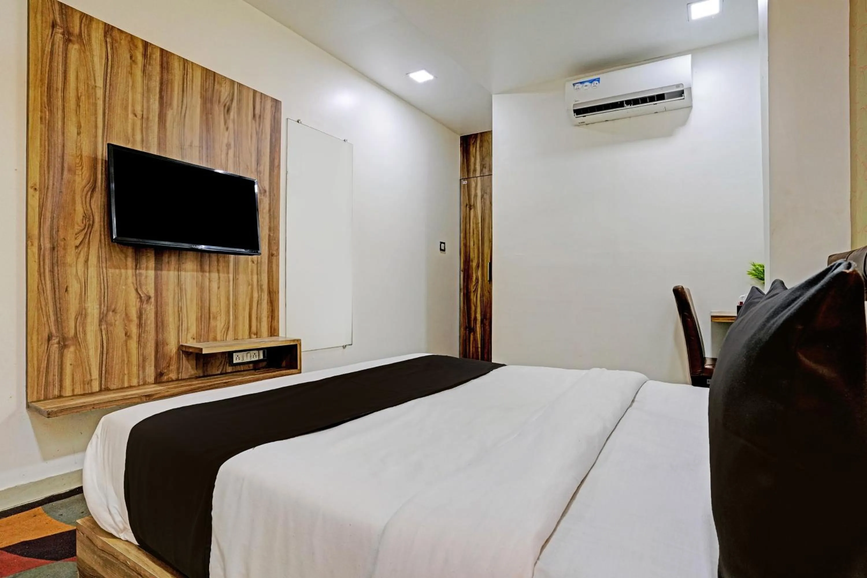 Bedroom, Bed in Hotel O Blue Inn Residence Near R City Mall