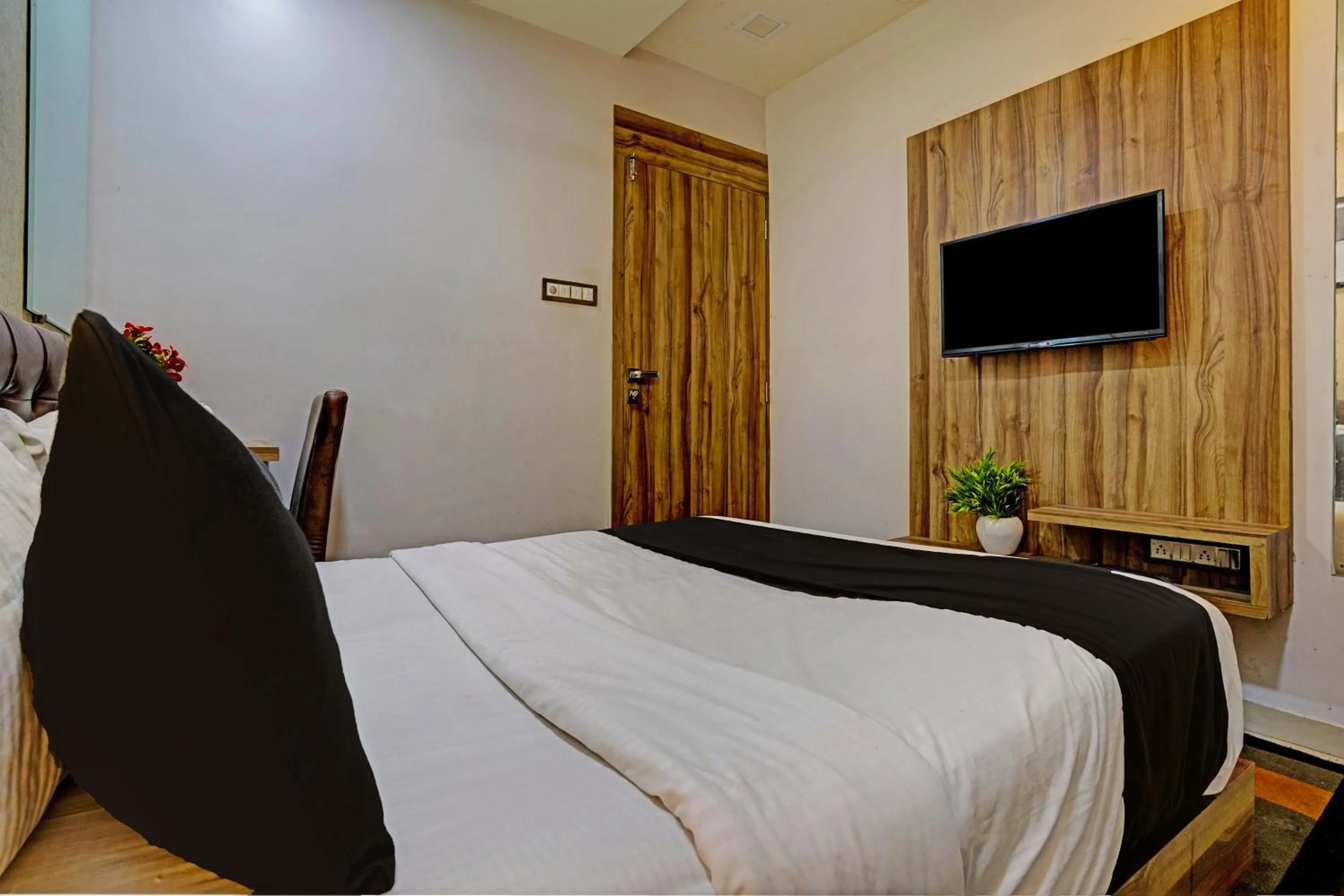 Bedroom, Bed in Hotel O Blue Inn Residence Near R City Mall