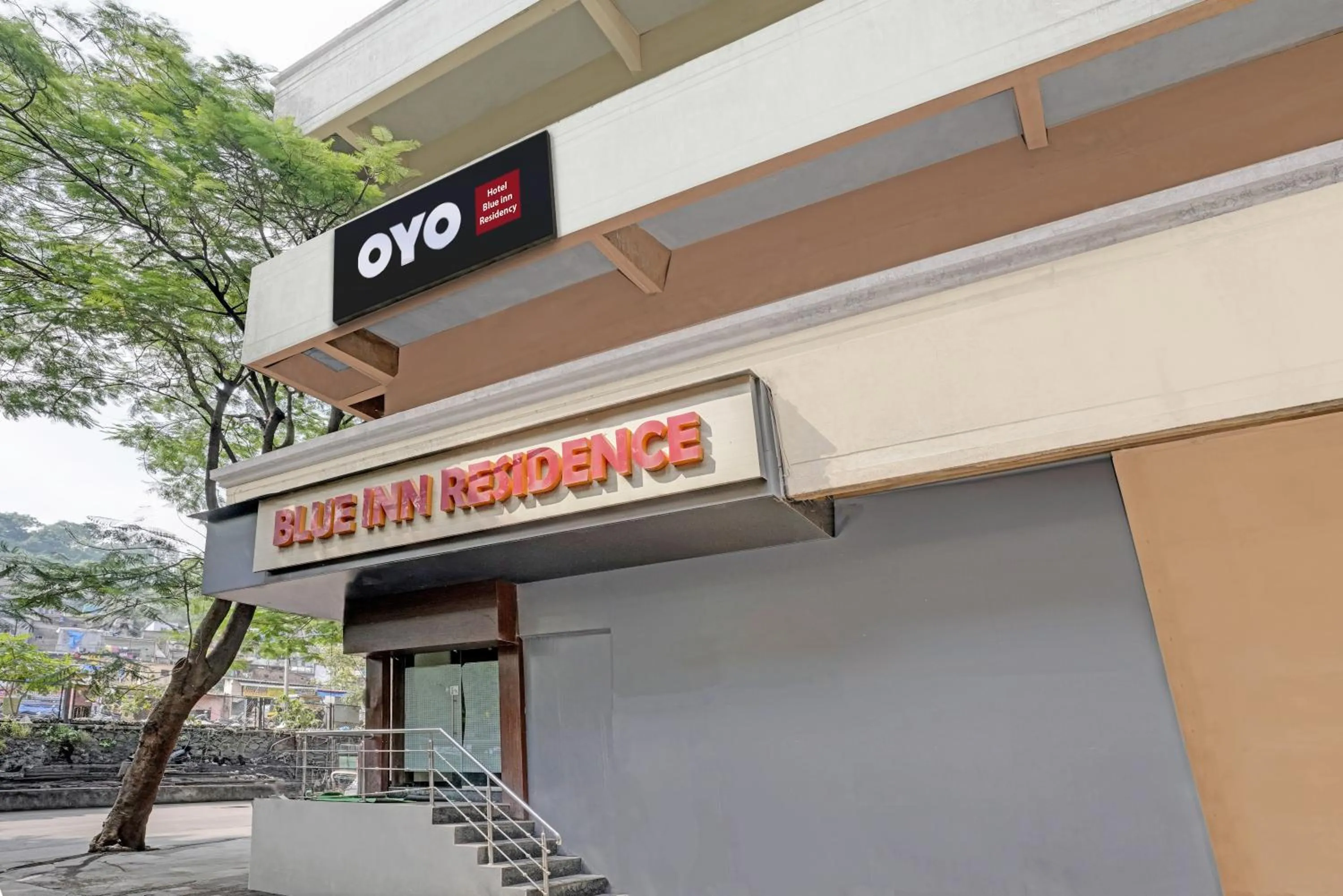 Facade/entrance in Hotel O Blue Inn Residence Near R City Mall