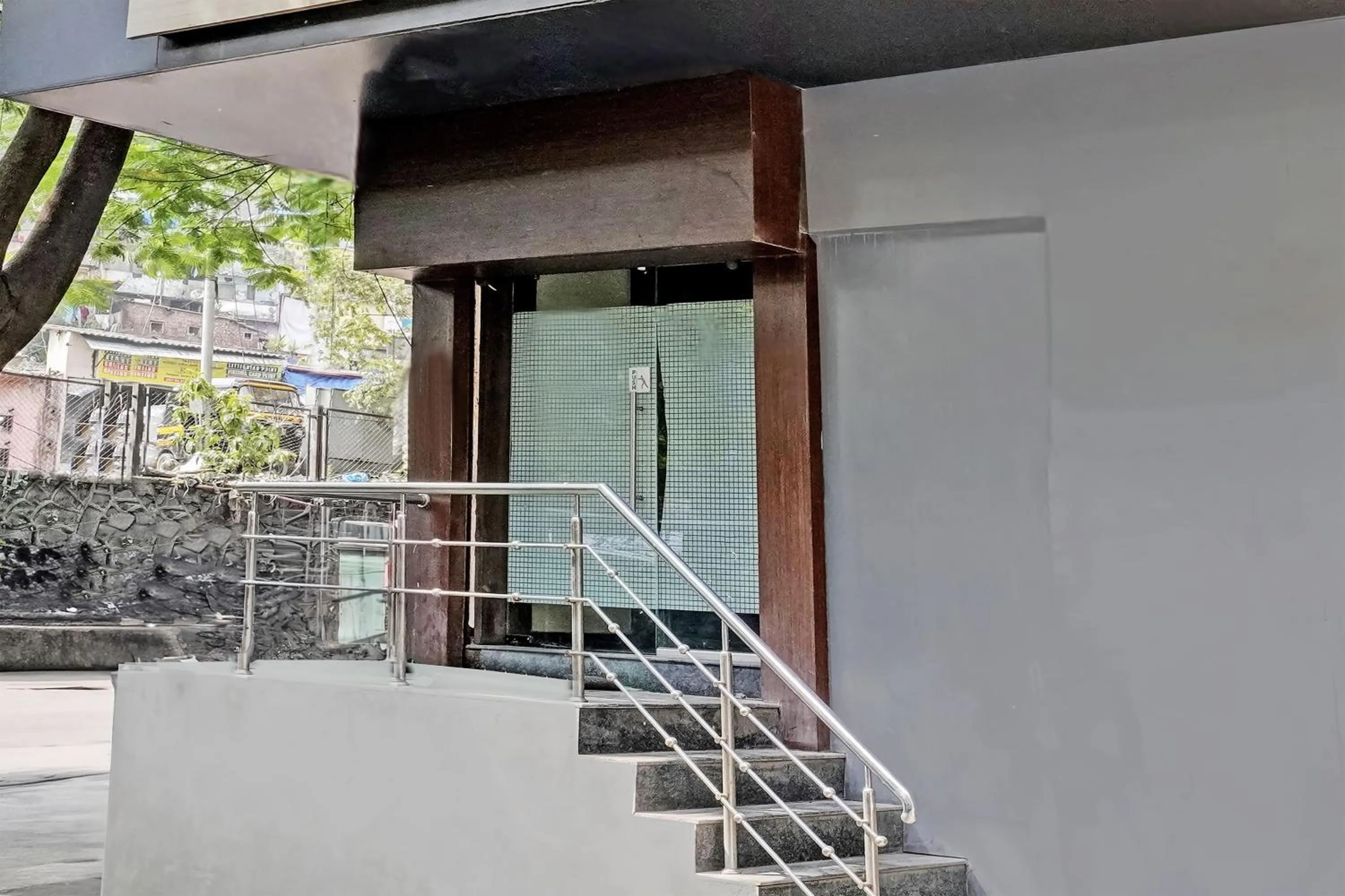 Facade/entrance in Hotel O Blue Inn Residence Near R City Mall