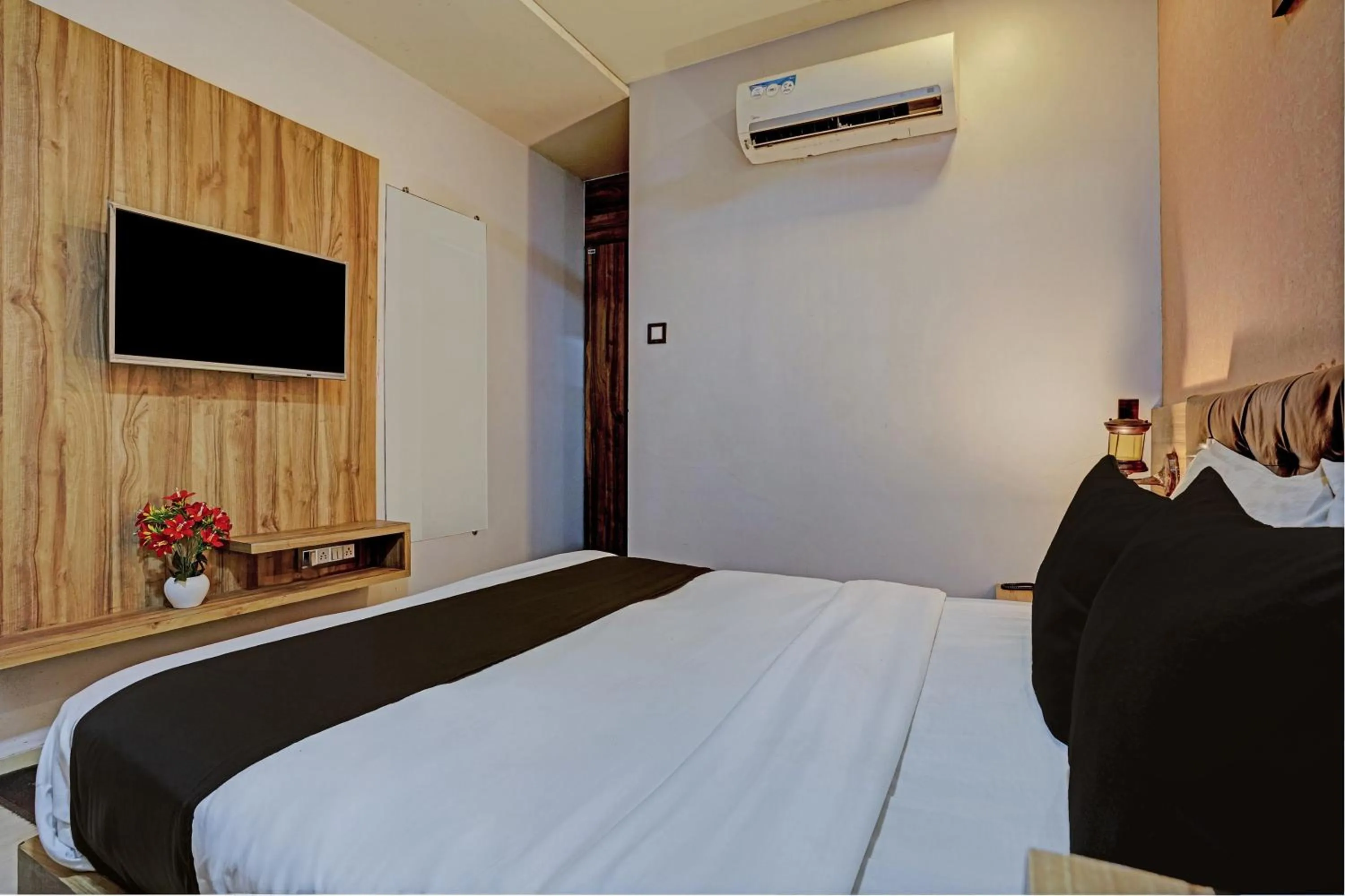 Bedroom, Bed in Hotel O Blue Inn Residence Near R City Mall