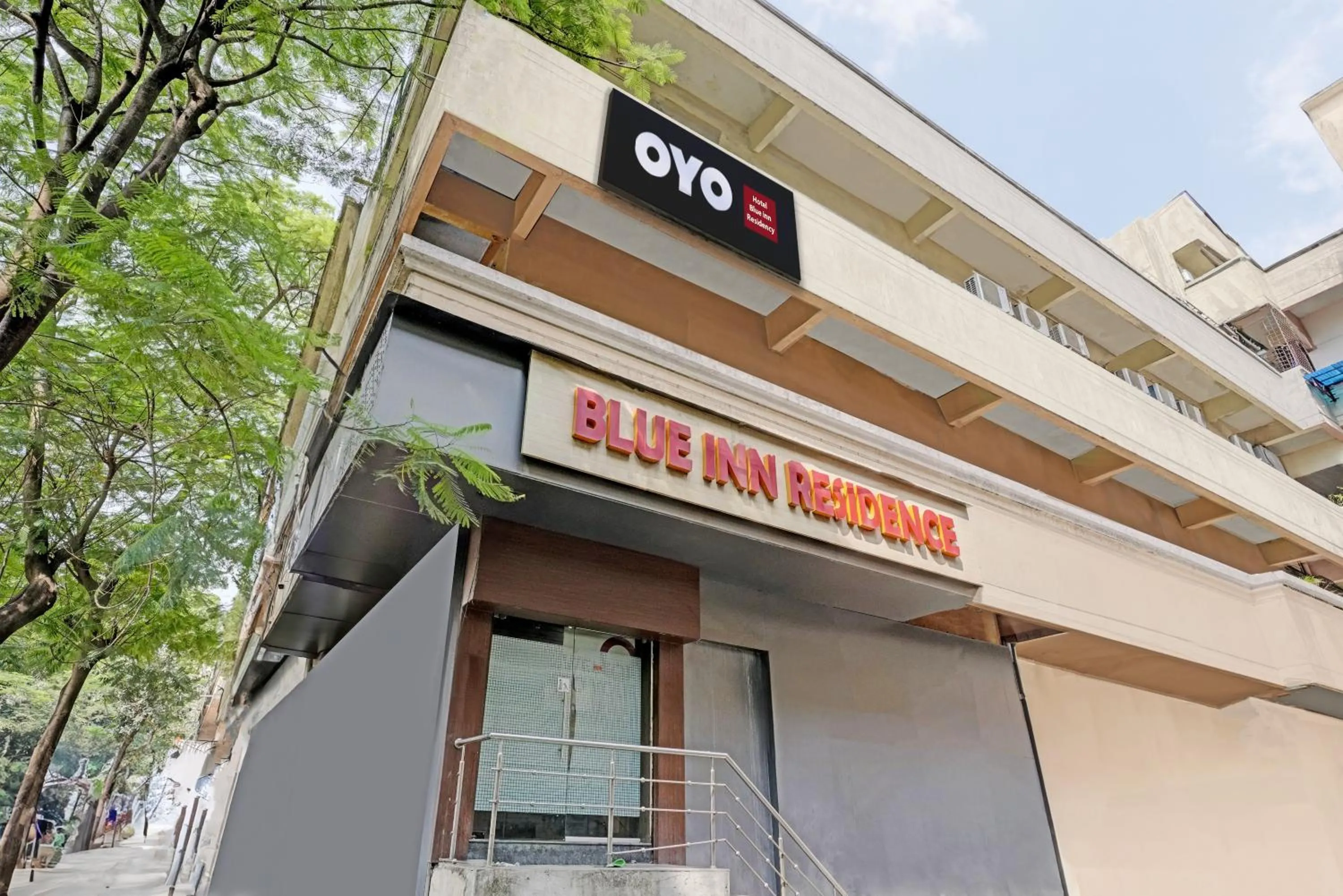Facade/entrance in Hotel O Blue Inn Residence Near R City Mall