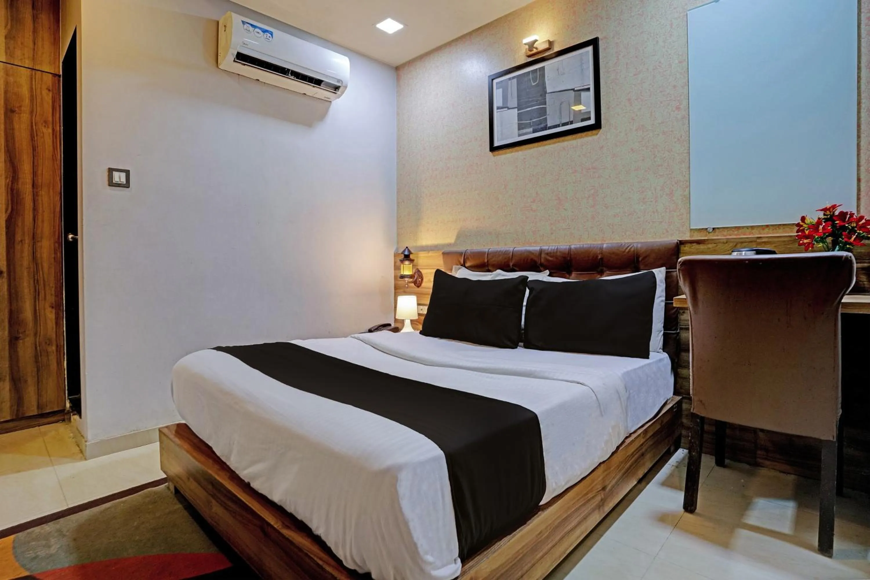 Bedroom, Bed in Hotel O Blue Inn Residence Near R City Mall
