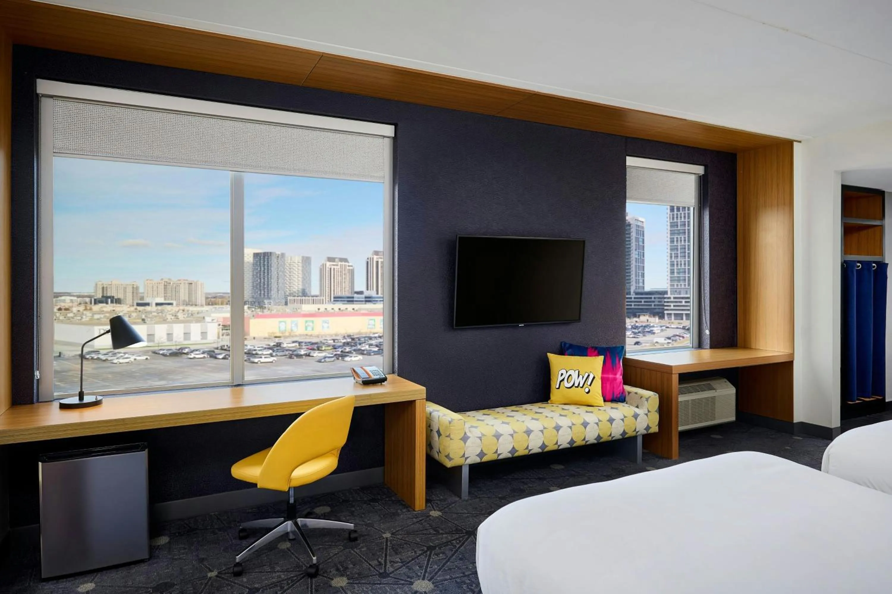 Photo of the whole room, Bed in Aloft Vaughan Mills