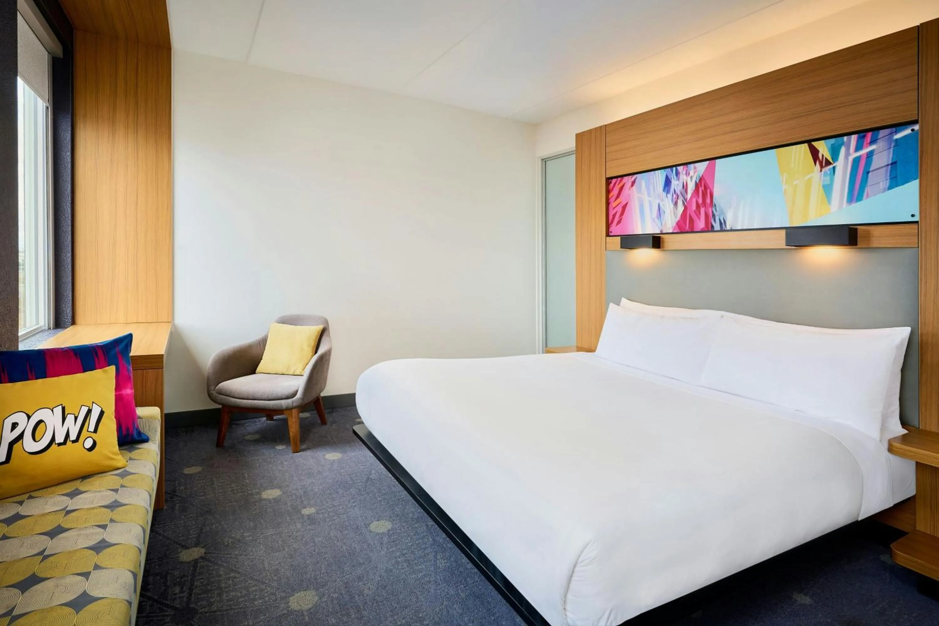 Photo of the whole room, Bed in Aloft Vaughan Mills