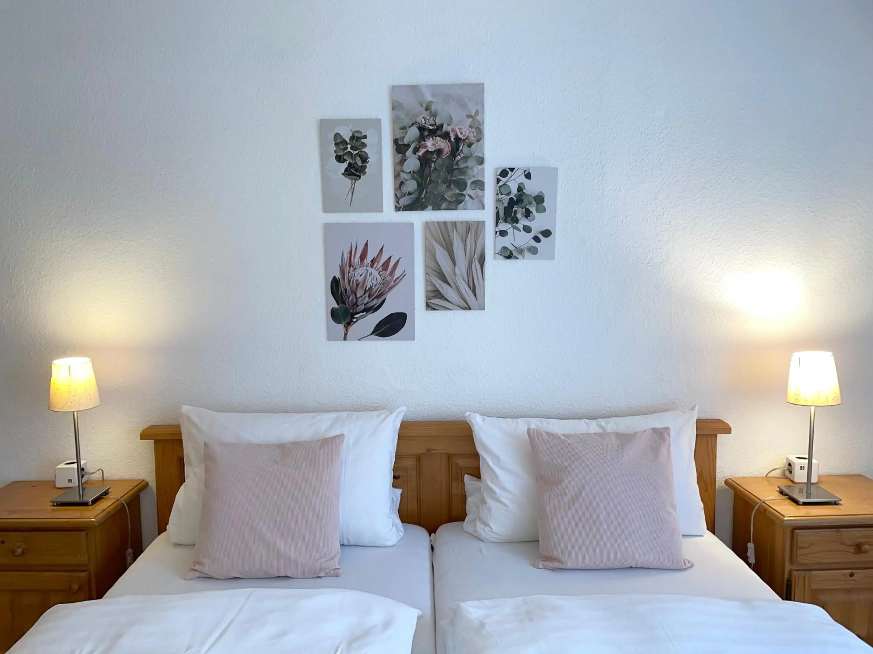 Bed in Hotel-Pension Hommen