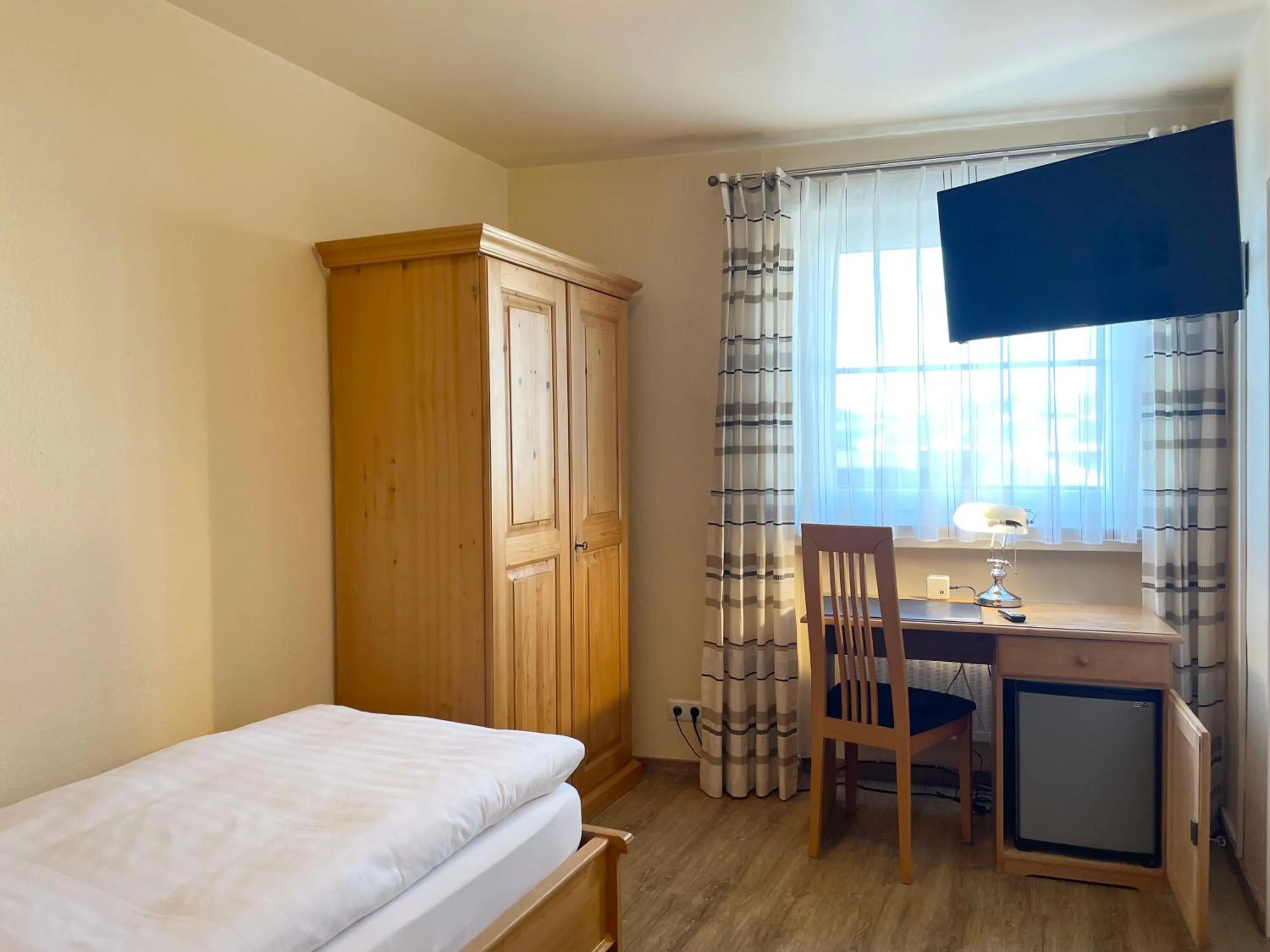 Photo of the whole room, Bed in Hotel-Pension Hommen