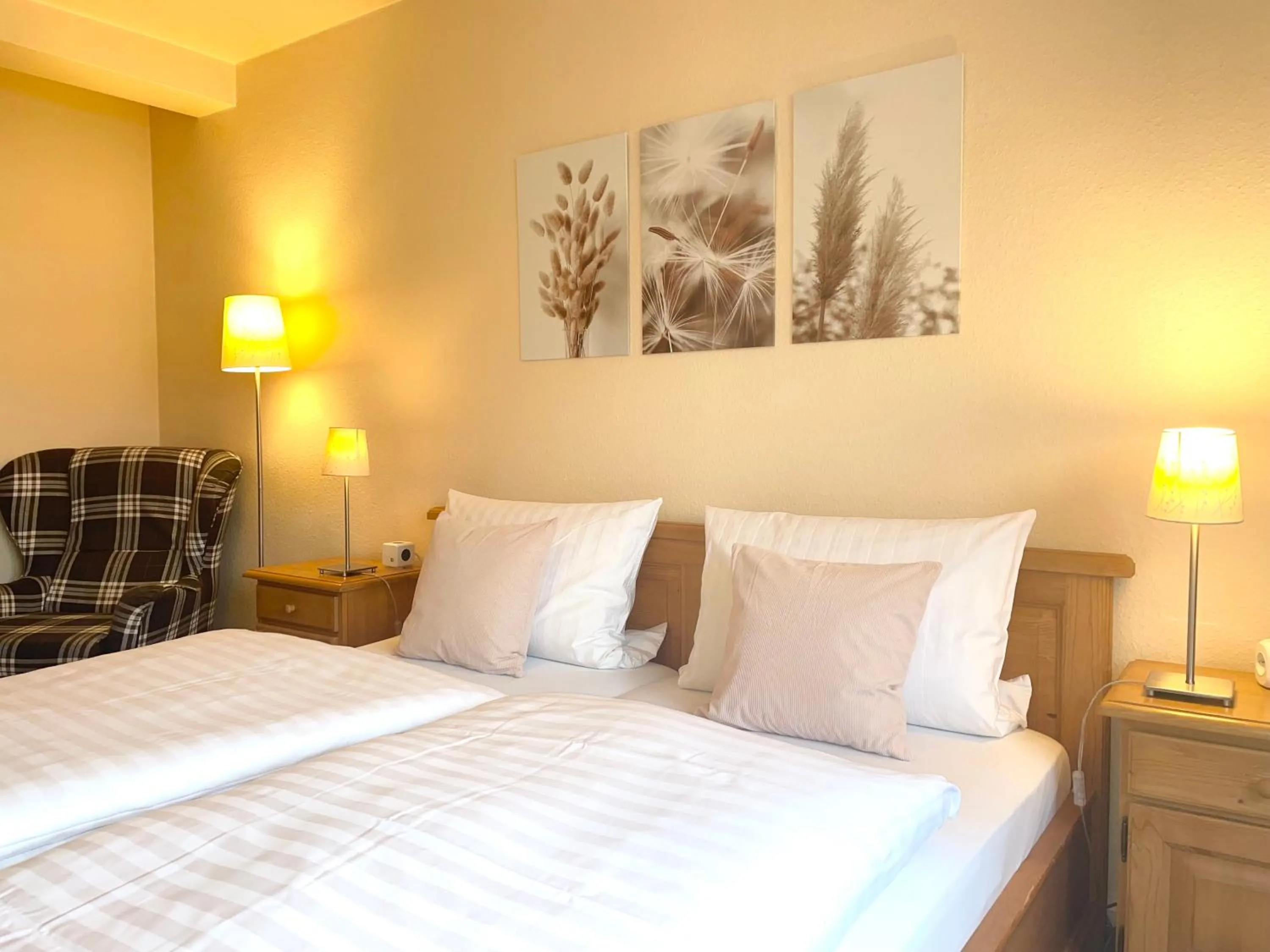 Bed in Hotel-Pension Hommen