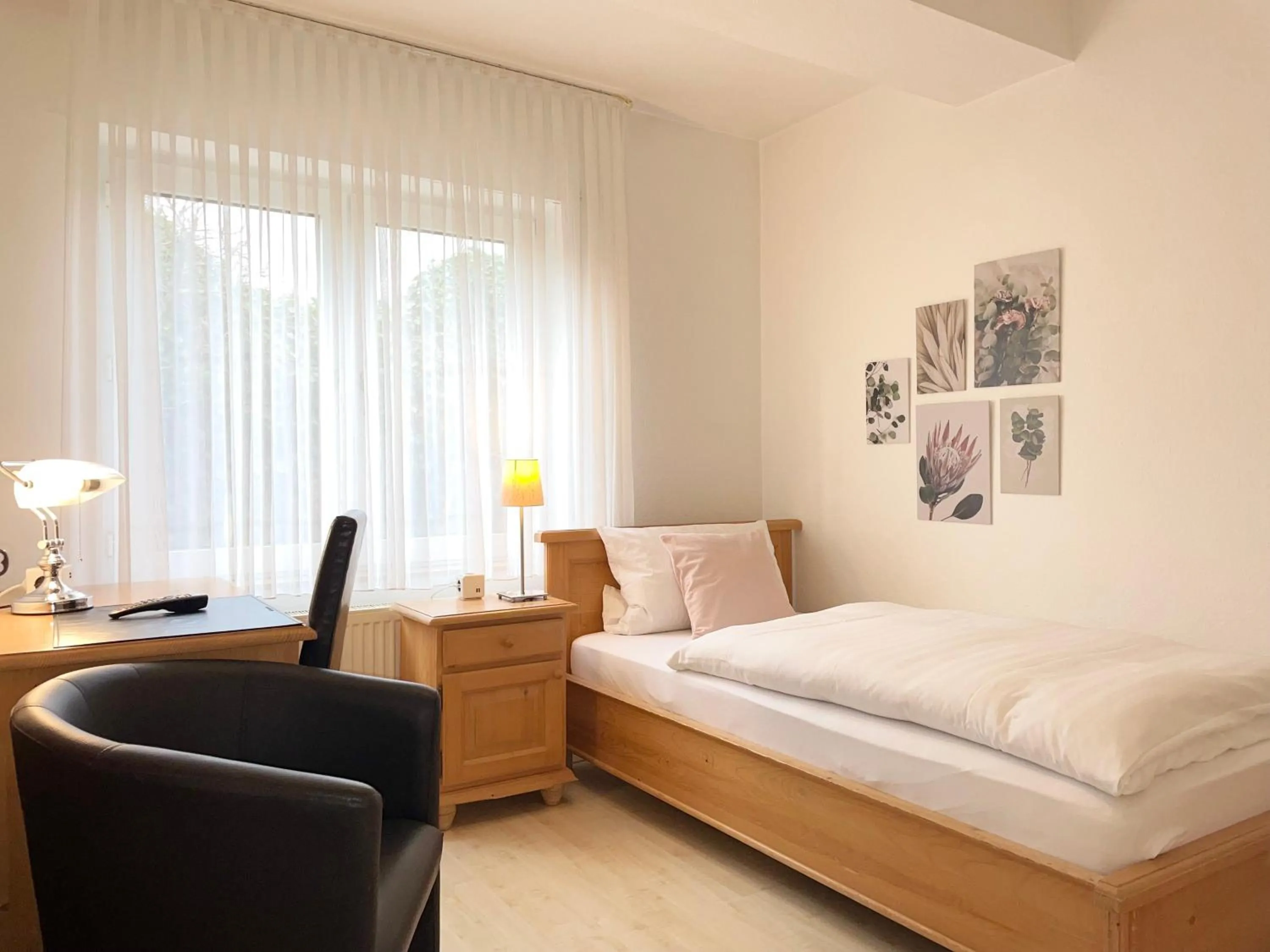 Photo of the whole room, Bed in Hotel-Pension Hommen