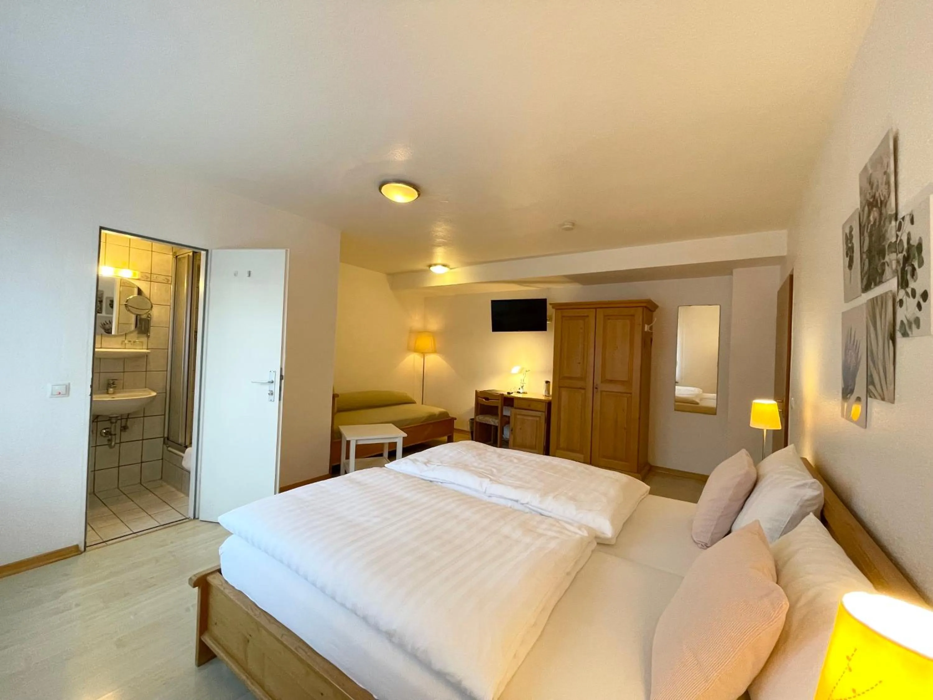 Photo of the whole room, Bed in Hotel-Pension Hommen