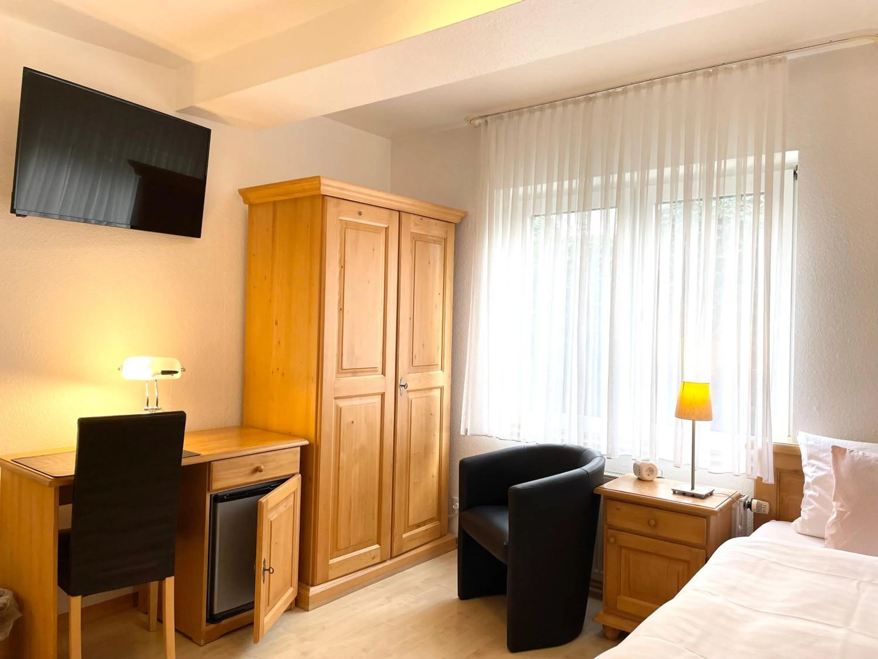 Photo of the whole room, Bed in Hotel-Pension Hommen