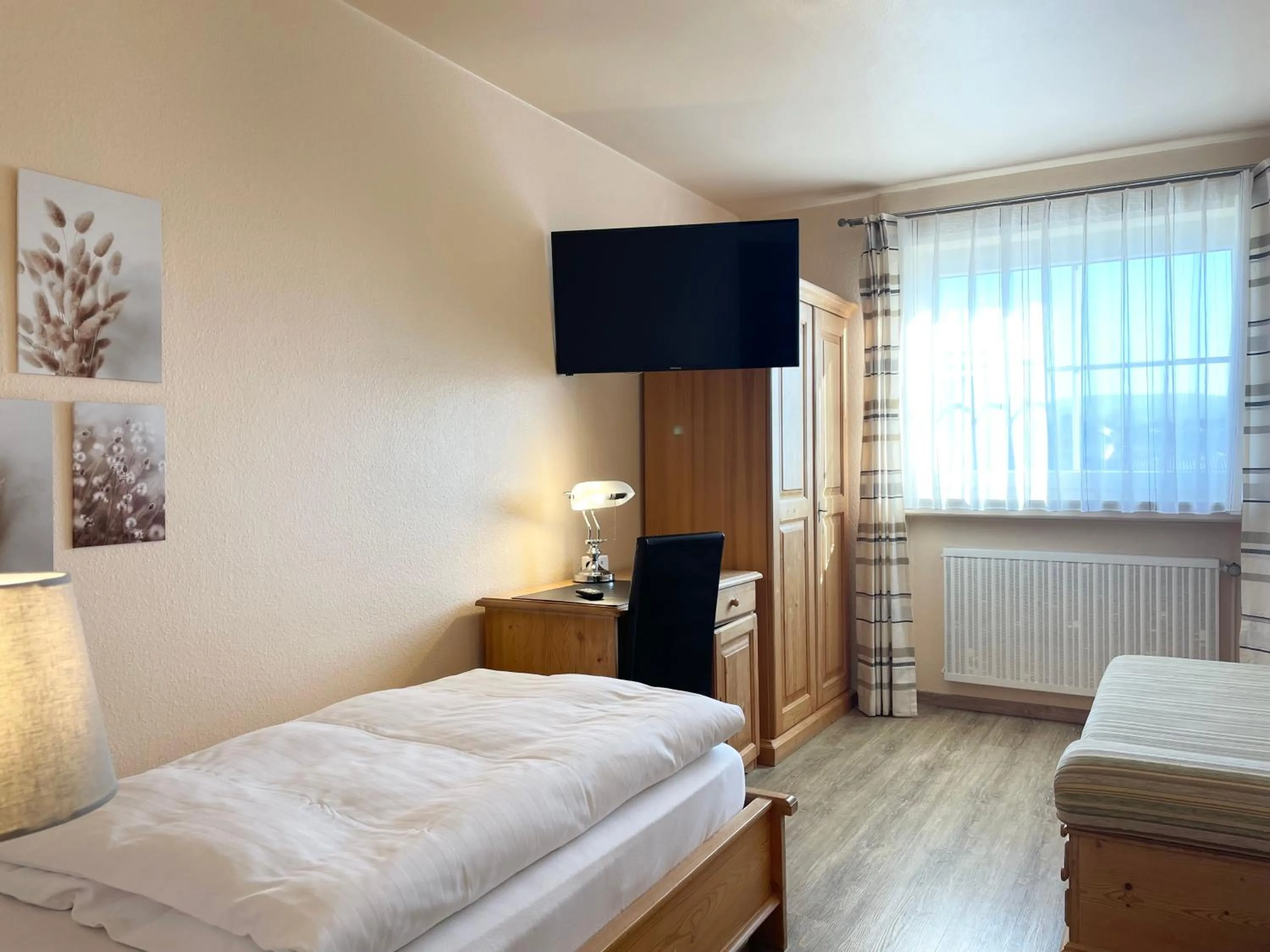 Photo of the whole room, Bed in Hotel-Pension Hommen