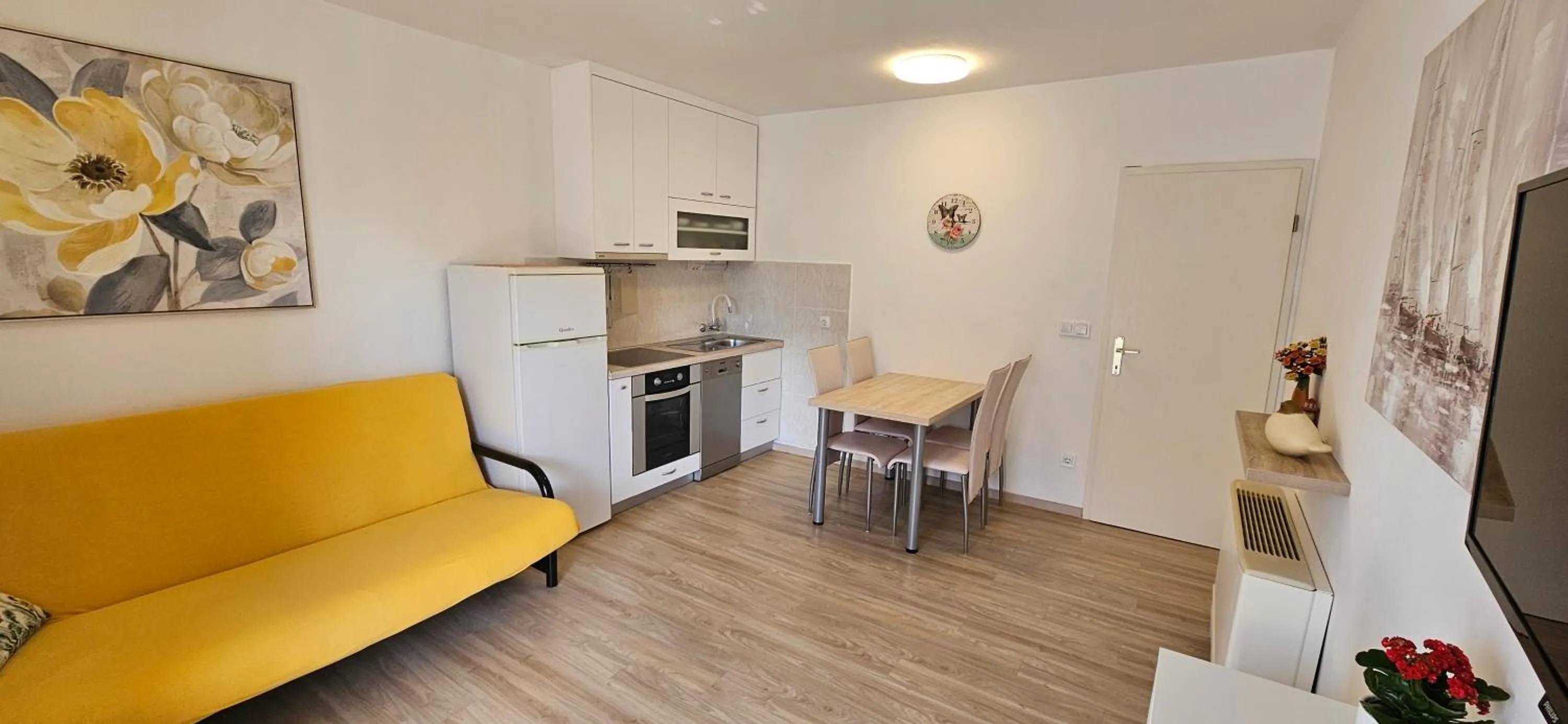 Dining area in Cina Apartments