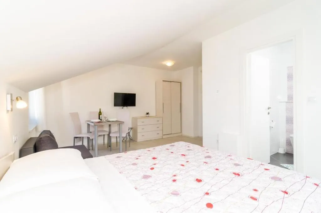 Bed in Cina Apartments