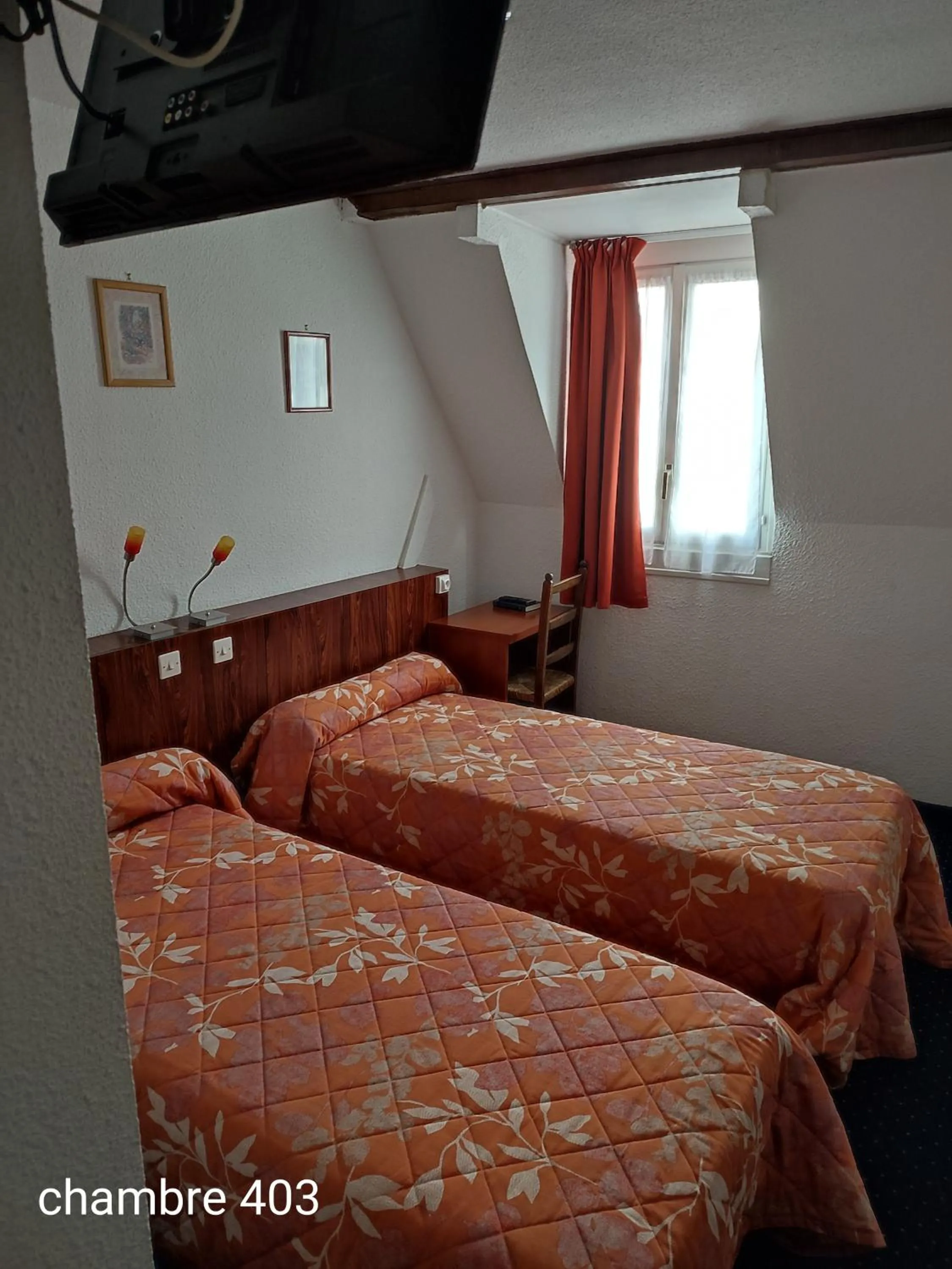 Bed in Hotel du Commerce et de Navarre