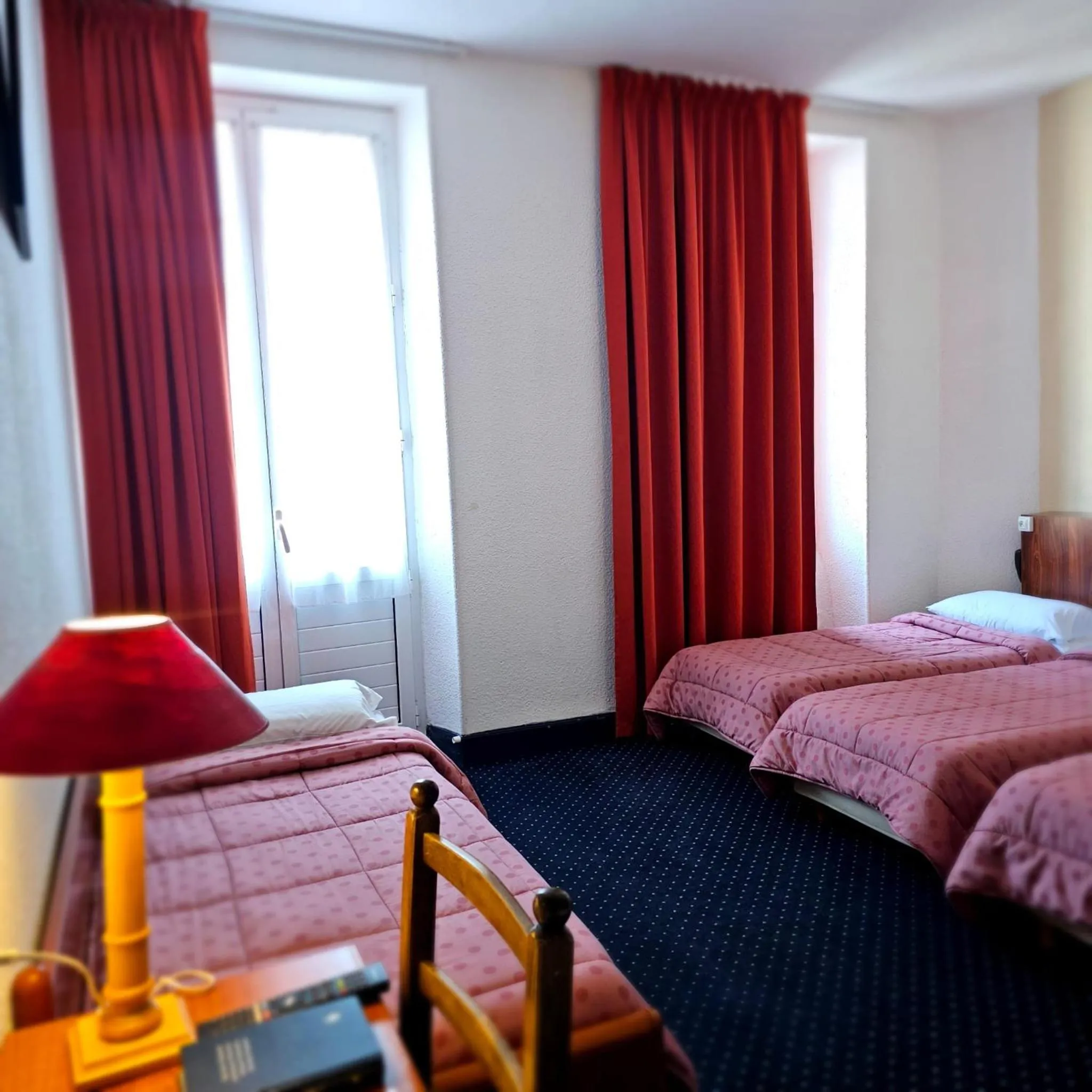 Bedroom, Bed in Hotel du Commerce et de Navarre