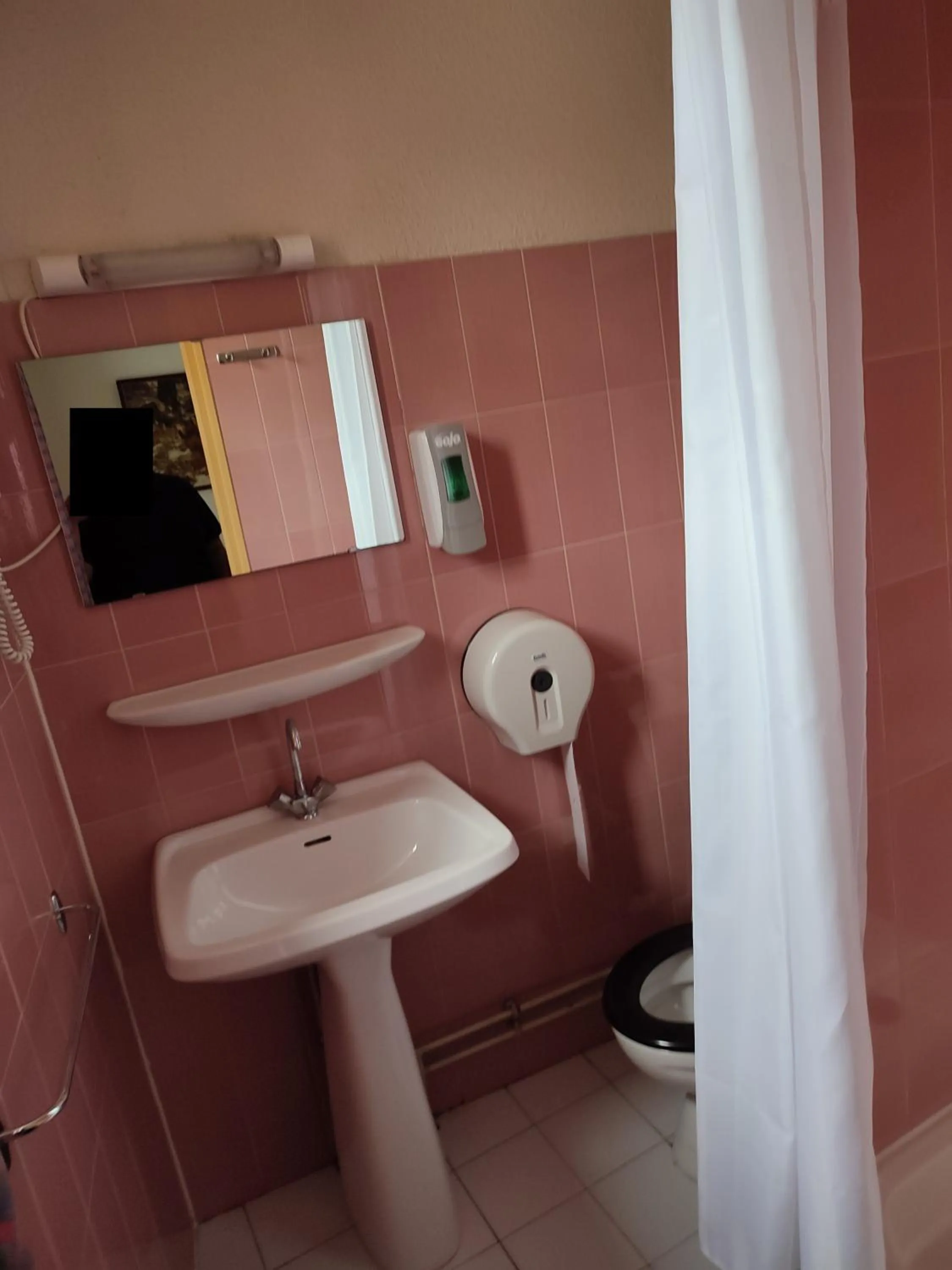 Bathroom in Hotel du Commerce et de Navarre