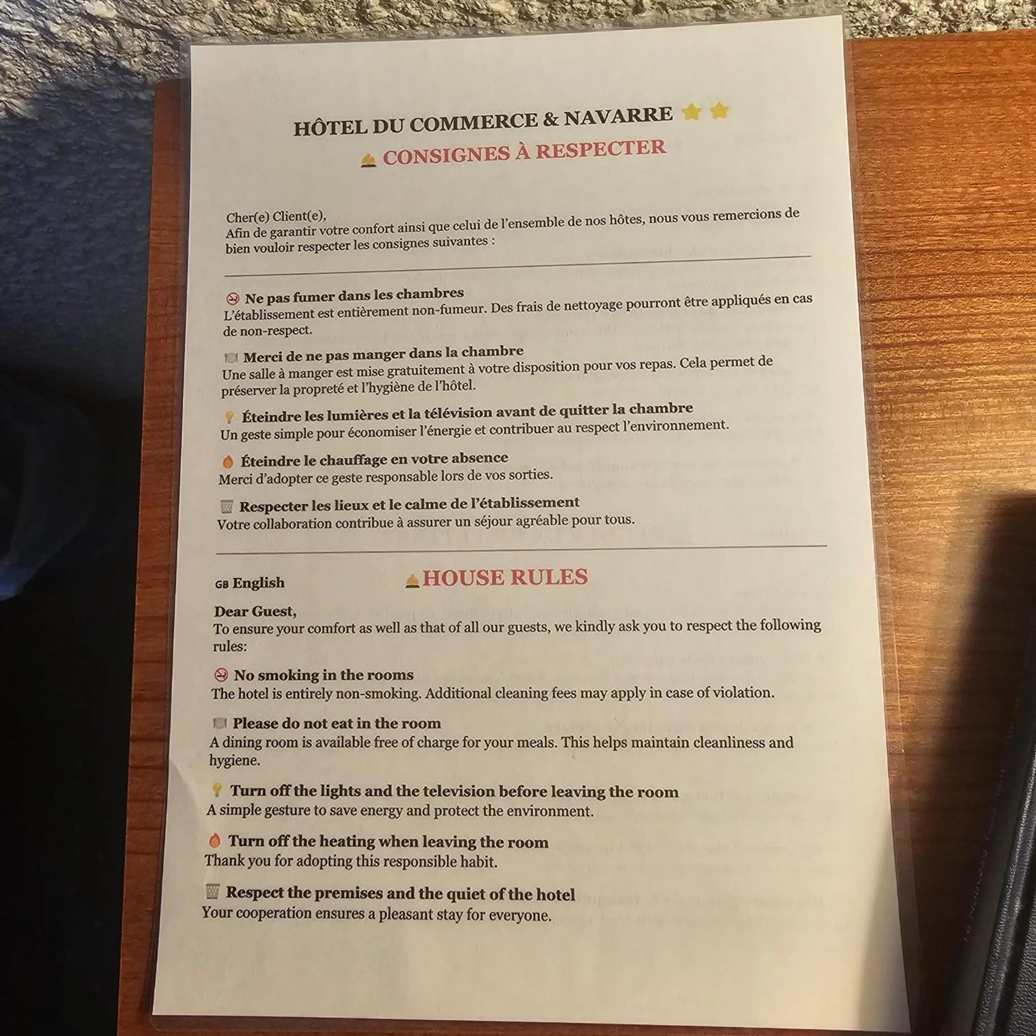 Bedroom in Hotel du Commerce et de Navarre