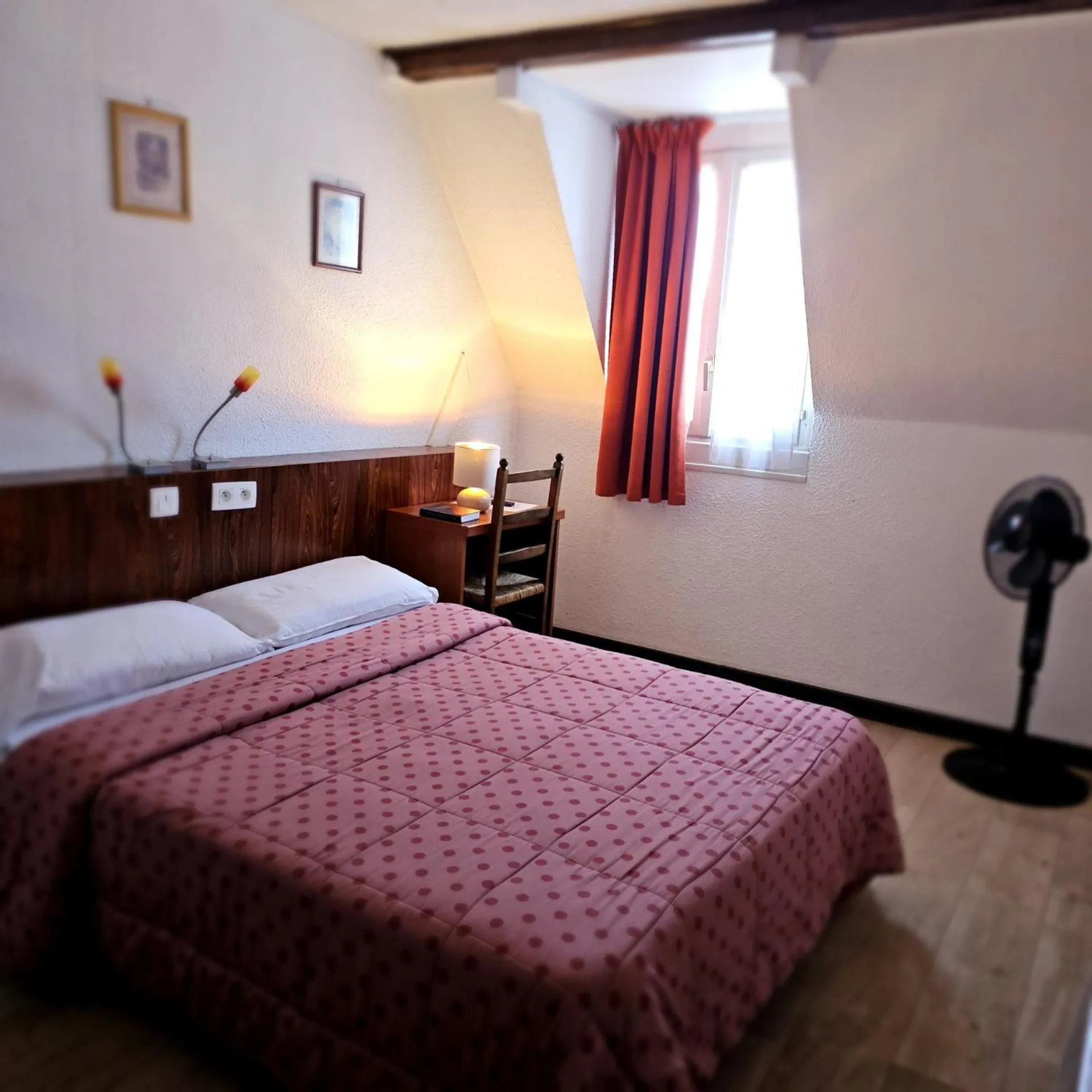 Bedroom, Bed in Hotel du Commerce et de Navarre