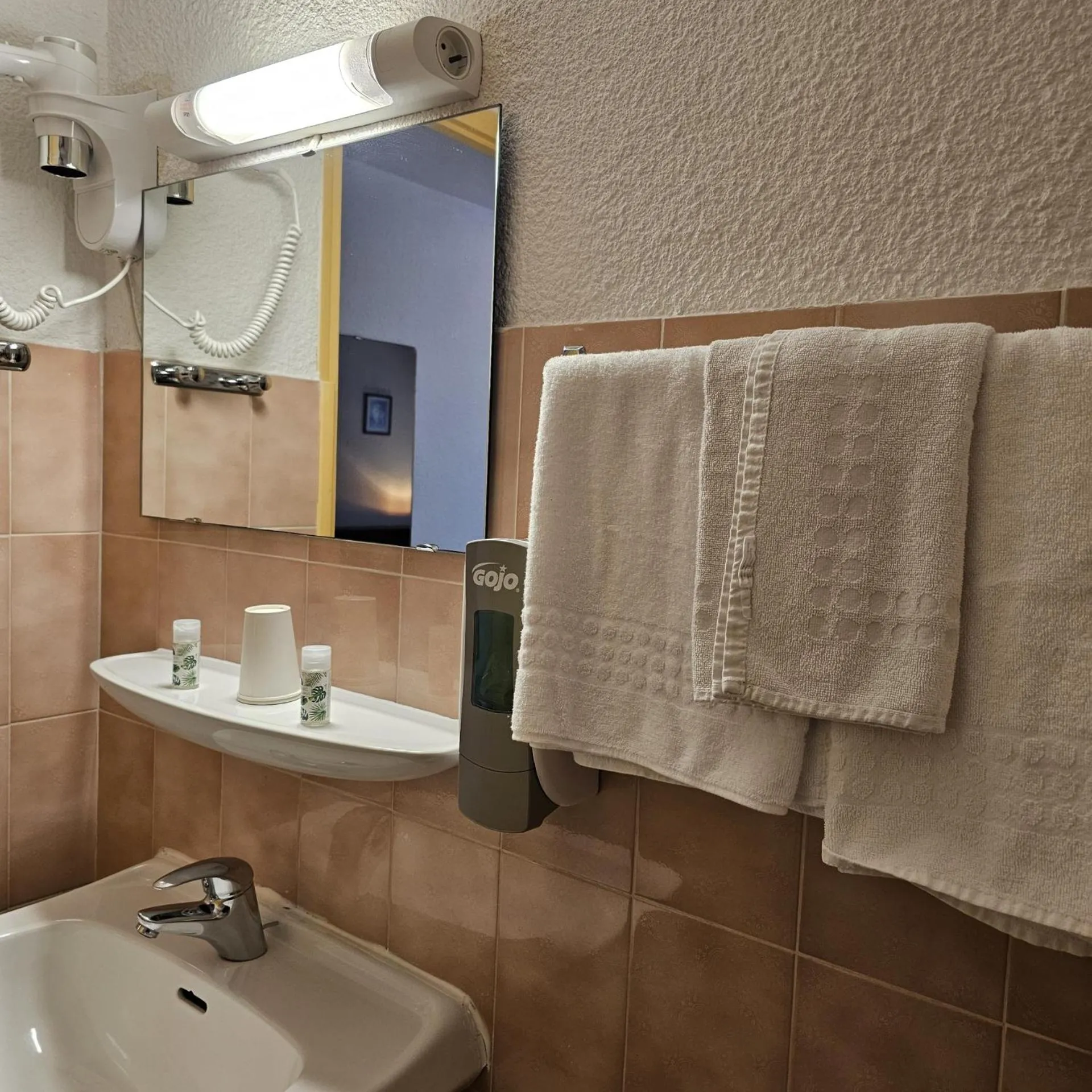 Bathroom in Hotel du Commerce et de Navarre