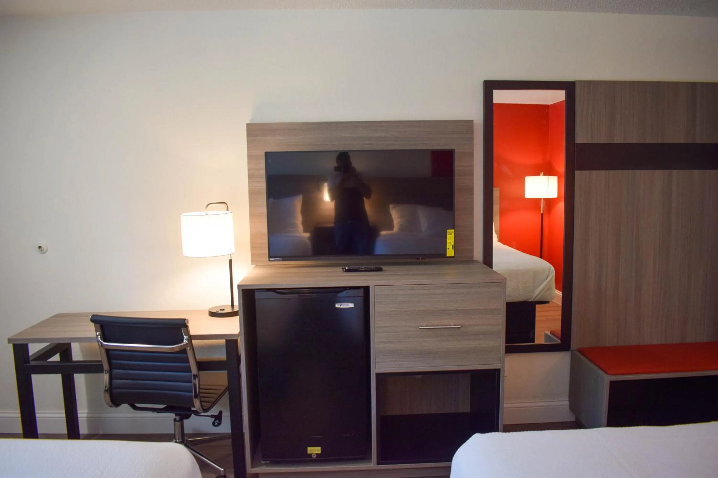 TV and multimedia, Bed in Ramada by Wyndham Cleveland Airport West