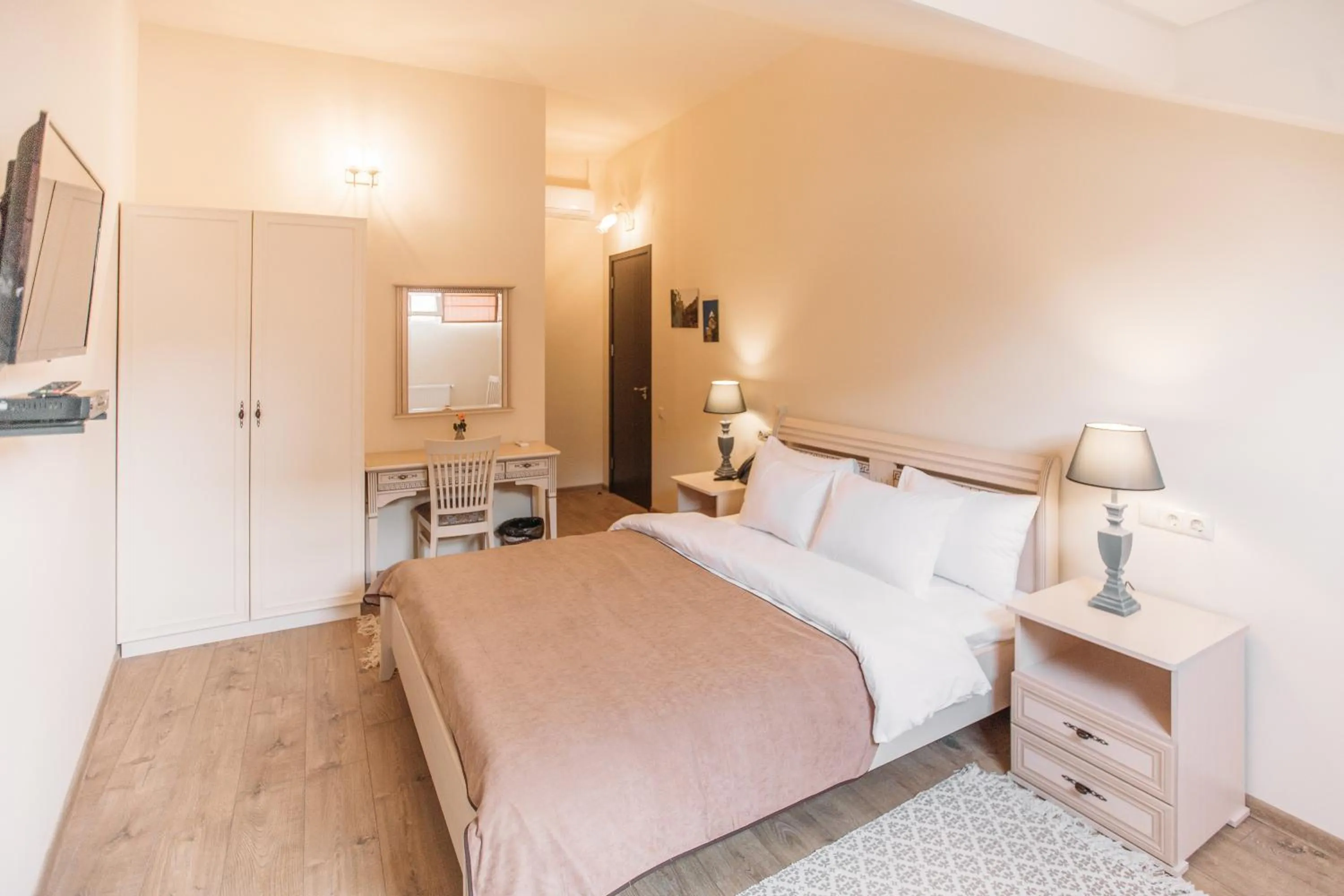 Bedroom, Bed in Le Caucase