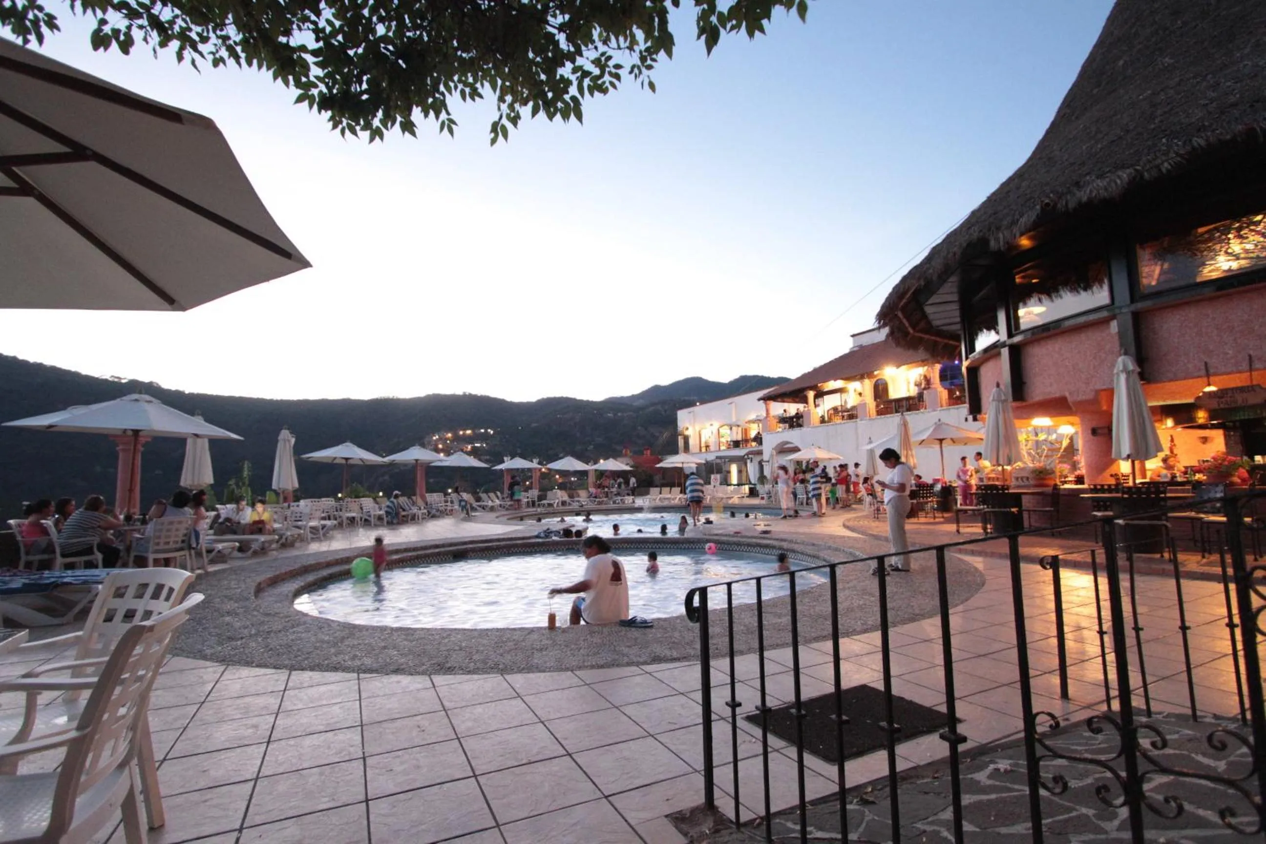 Swimming pool in Hotel Montetaxco