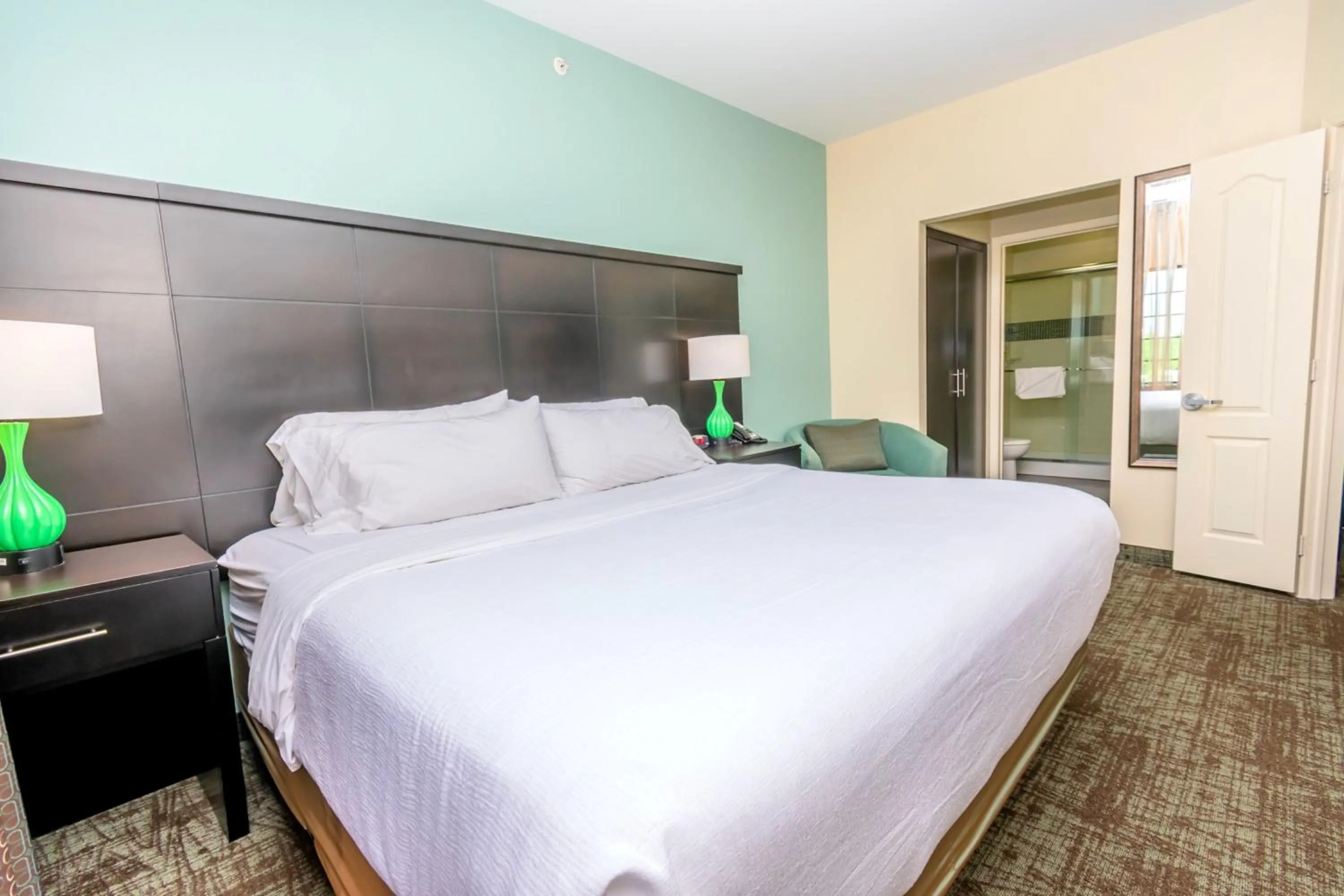 Photo of the whole room, Bed in Staybridge Suites Houston - IAH Airport by IHG