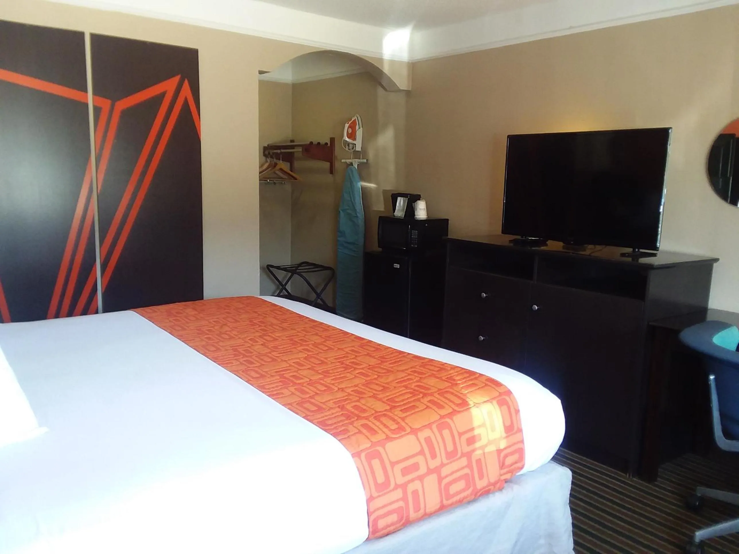 Guests, Bed in Howard Johnson by Wyndham Historic Lake Charles