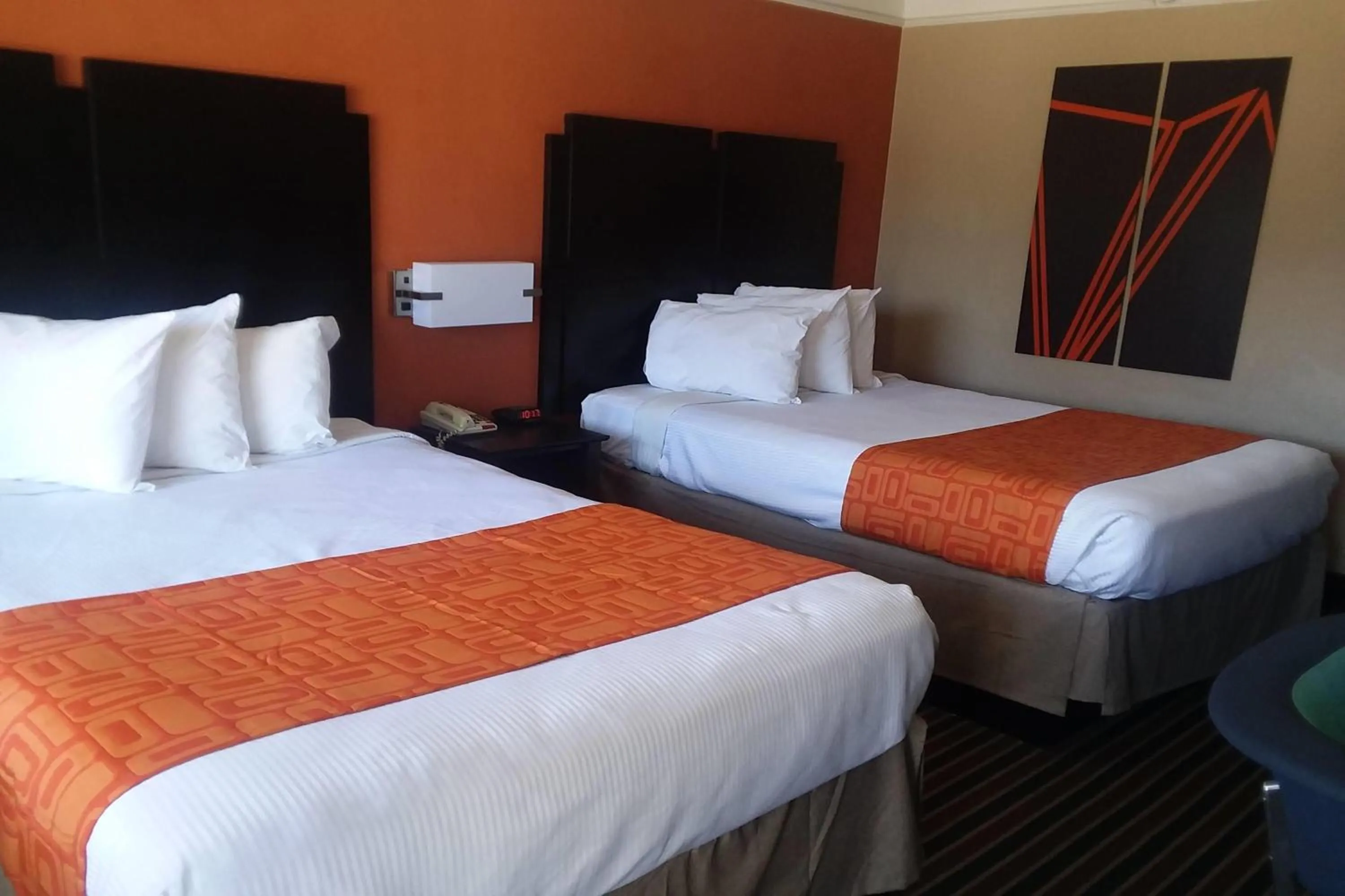 Photo of the whole room, Bed in Howard Johnson by Wyndham Historic Lake Charles