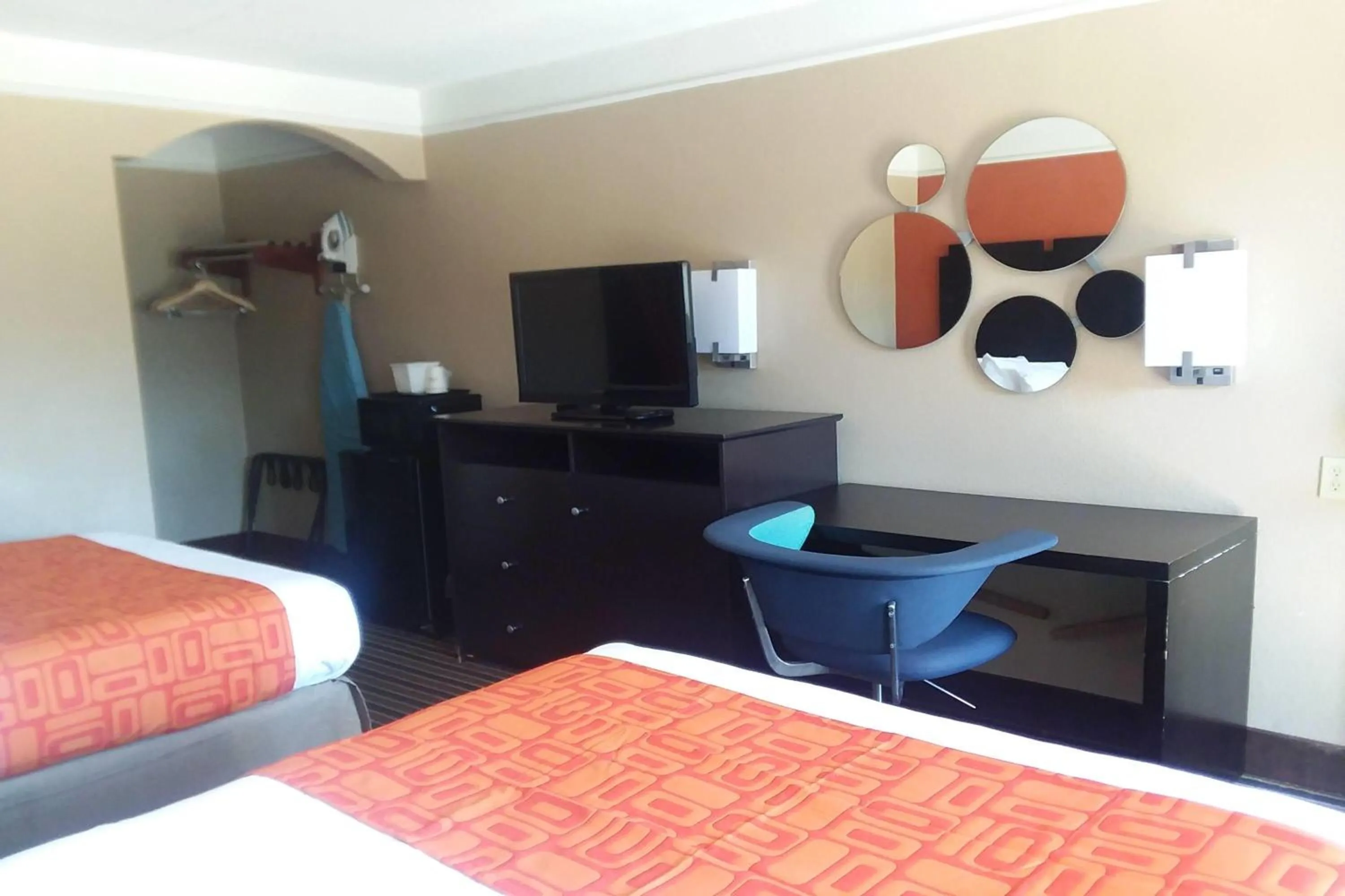 Photo of the whole room, Bed in Howard Johnson by Wyndham Historic Lake Charles