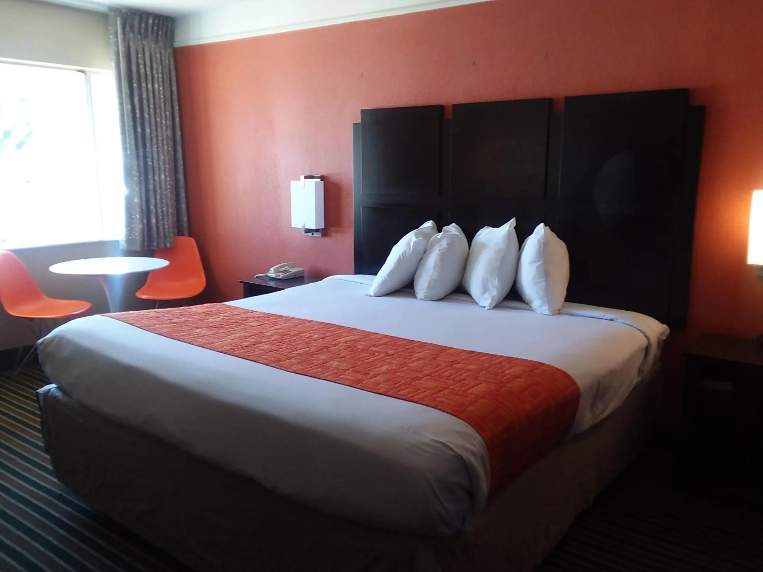 Guests, Bed in Howard Johnson by Wyndham Historic Lake Charles