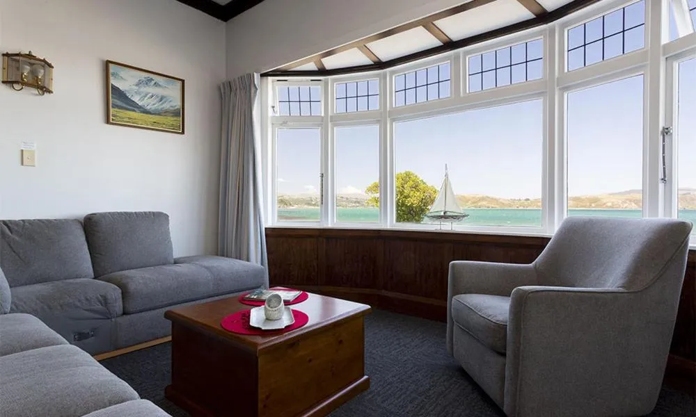 Communal lounge/ TV room in Moana Lodge