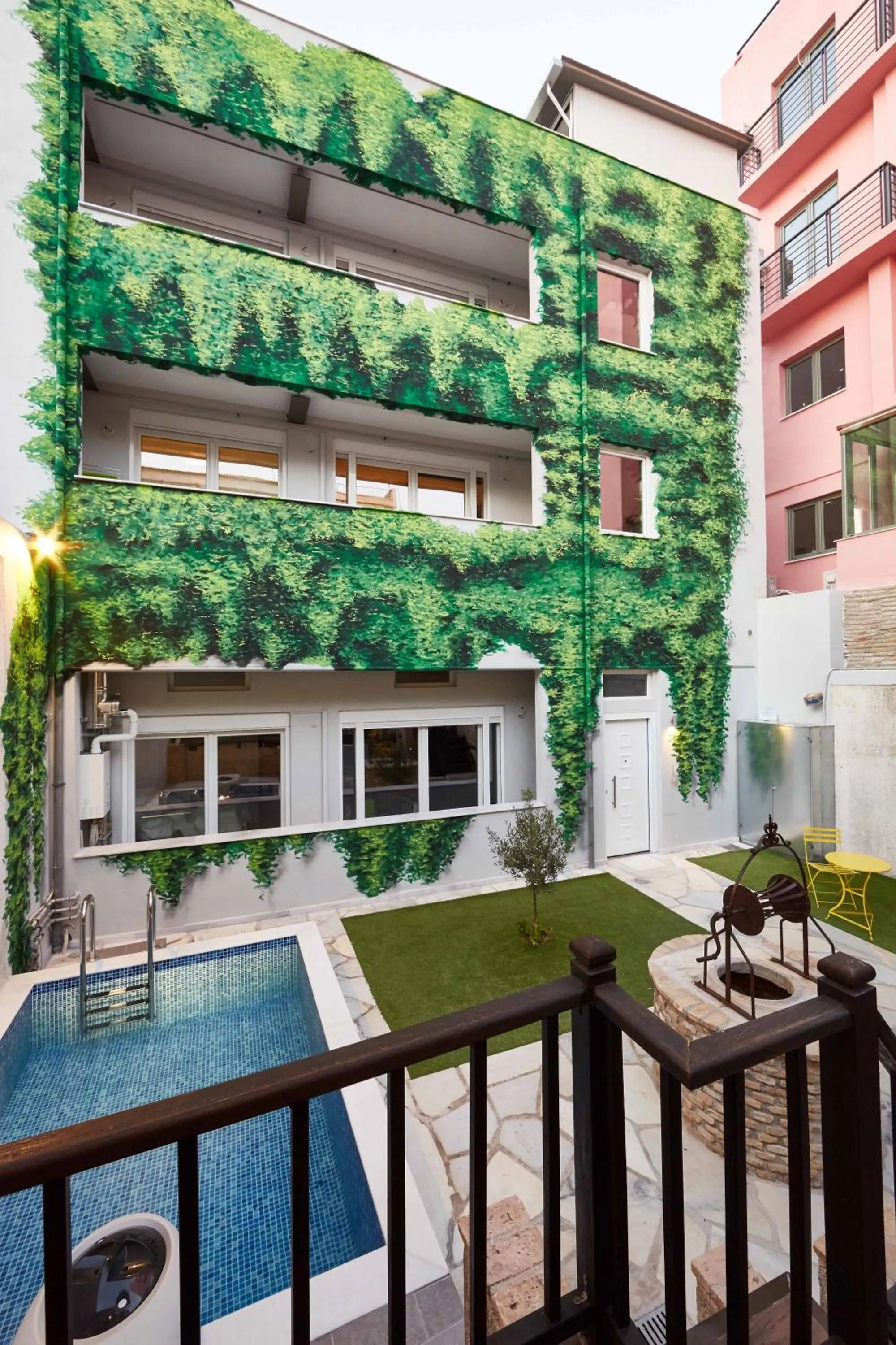 Facade/entrance in Athenian Residences