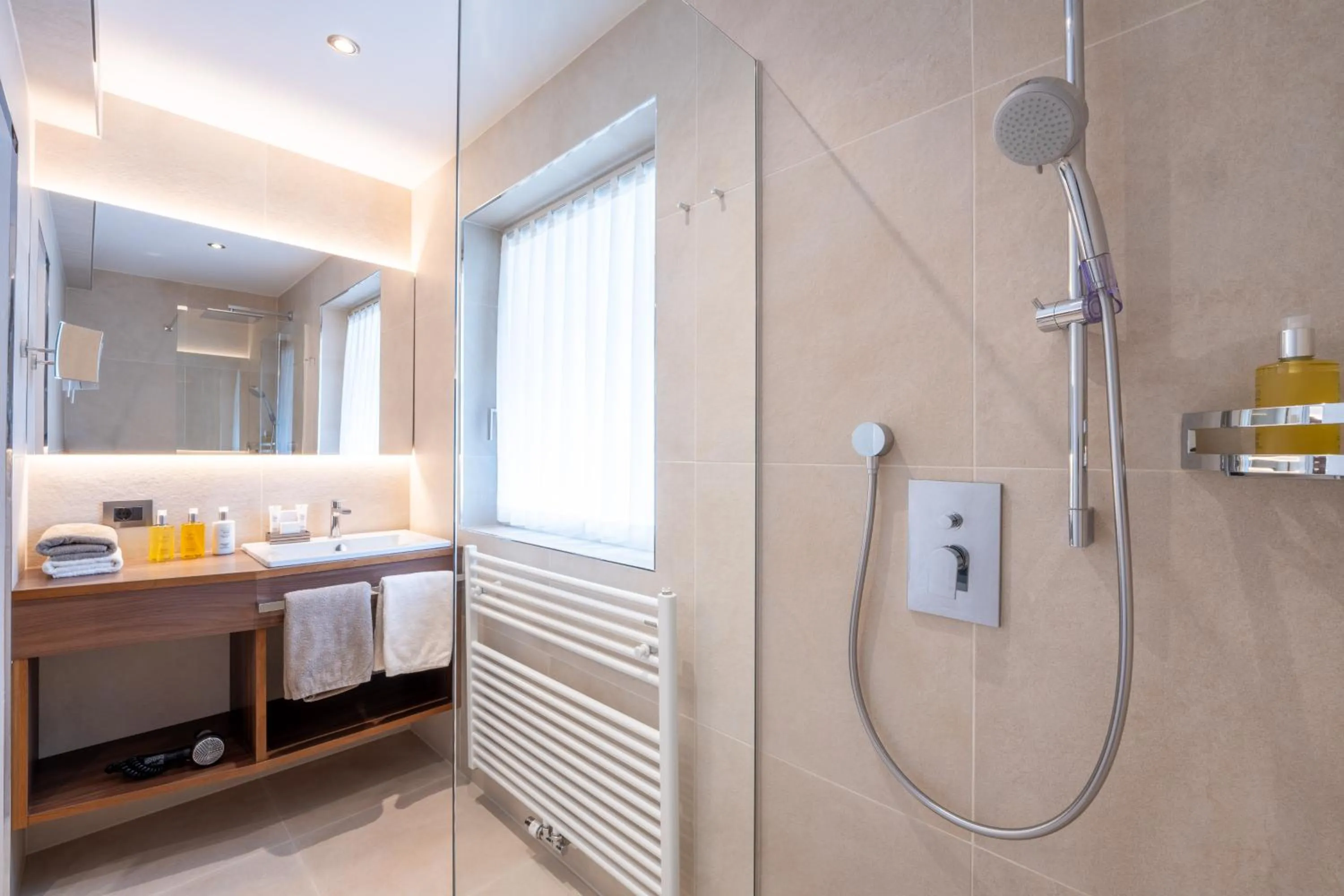 Photo of the whole room, Bed in Arya Alpine Lodge