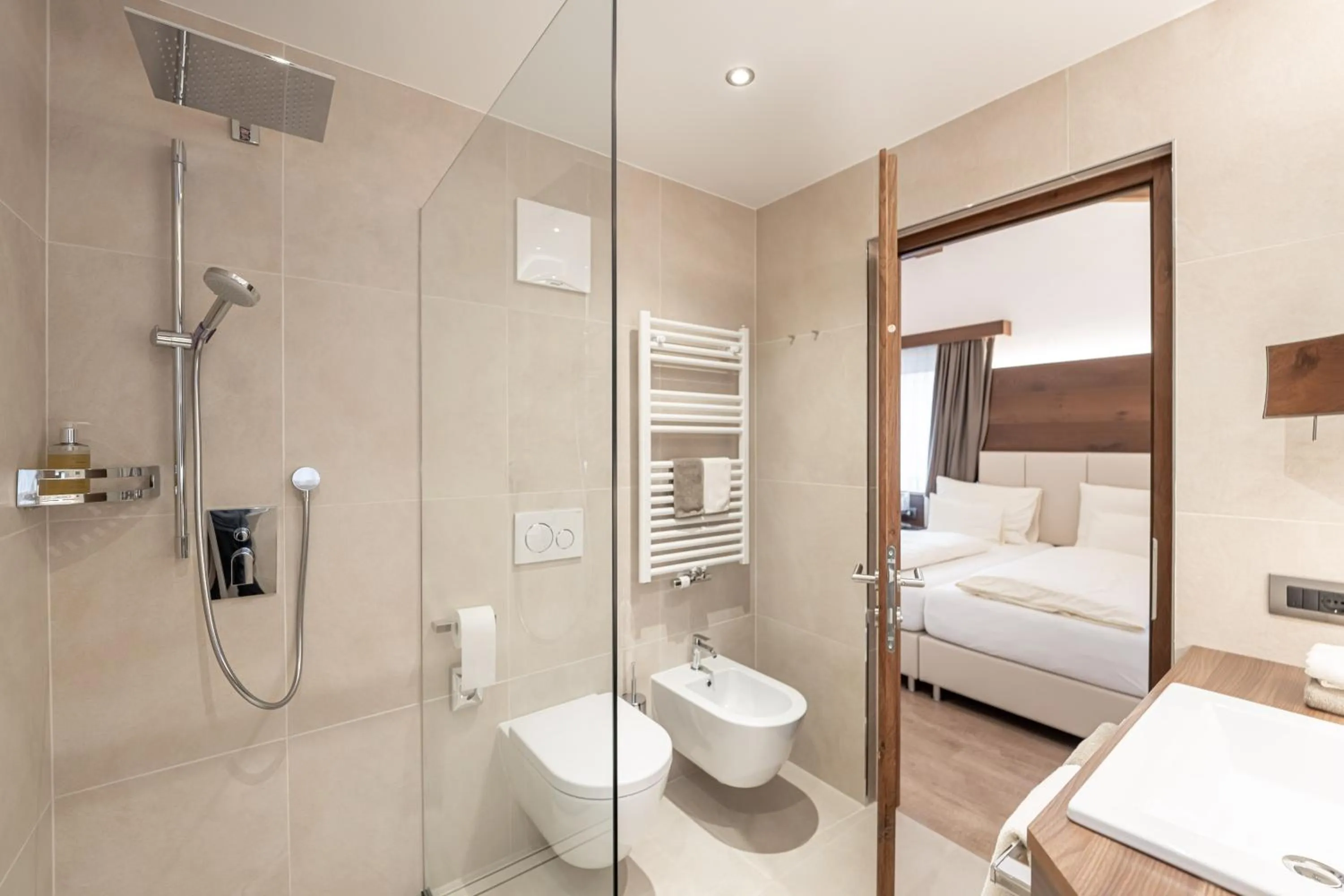 Shower, Bed in Arya Alpine Lodge