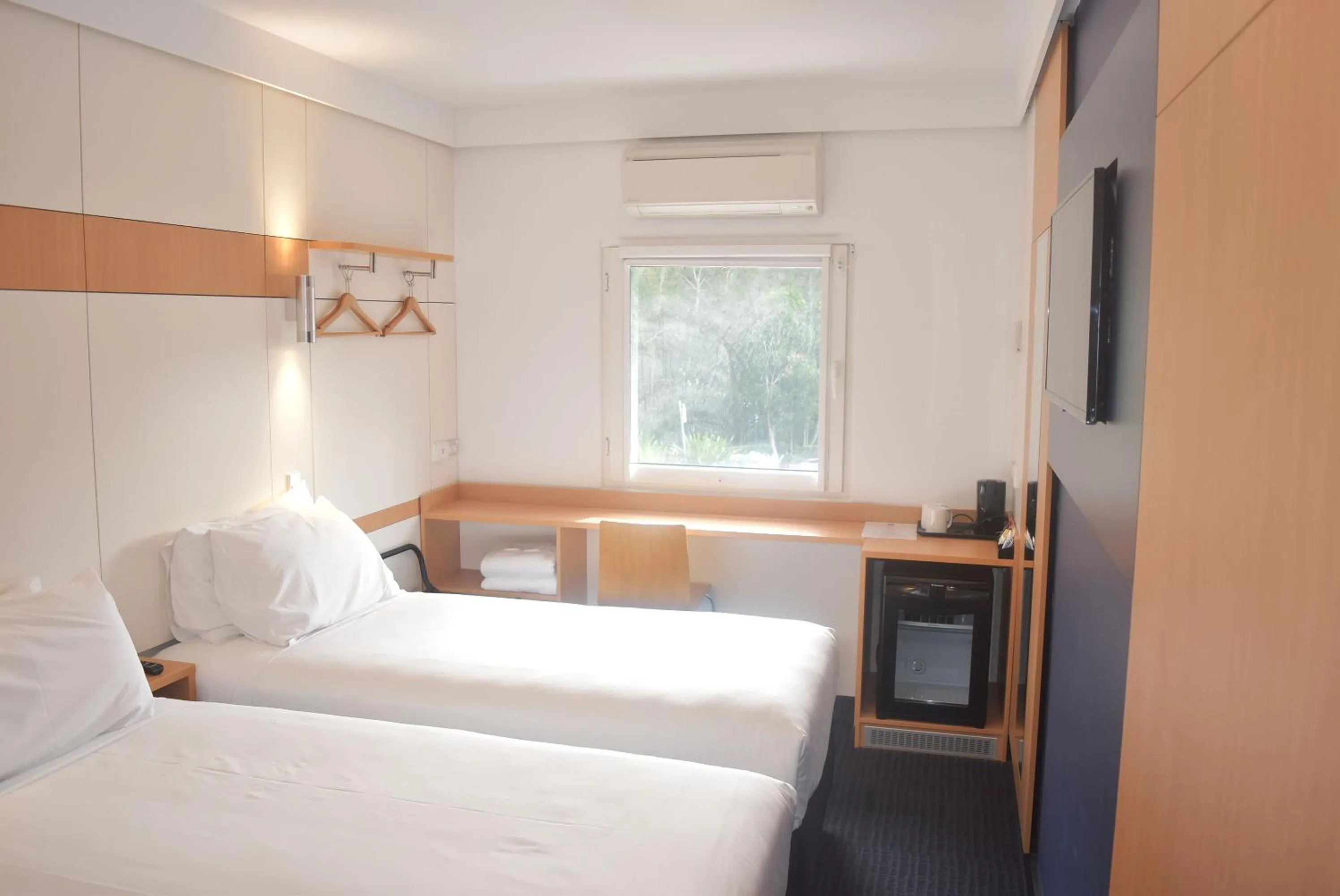 Photo of the whole room, Bed in ibis Budget - Gosford