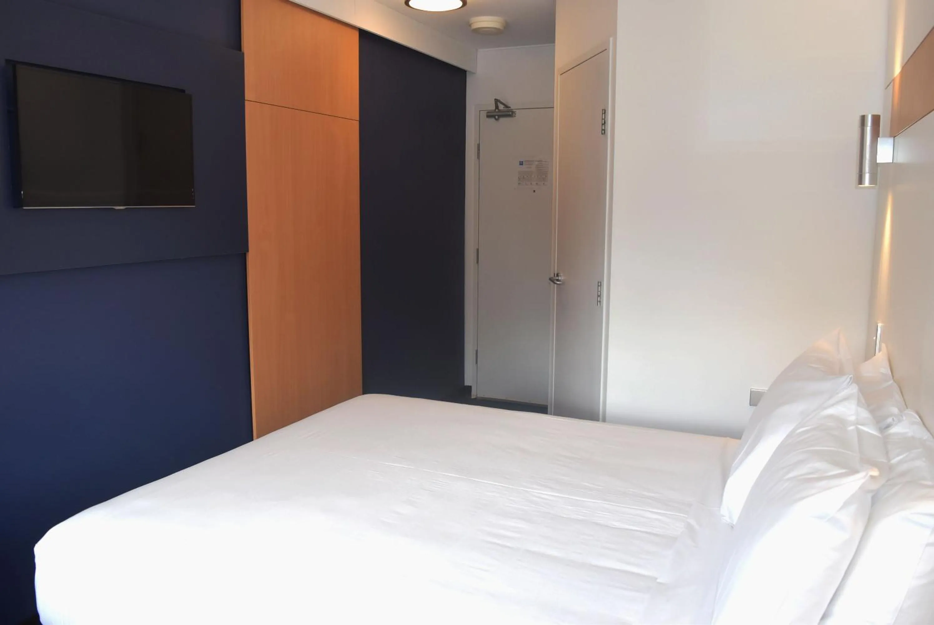 Photo of the whole room, Bed in ibis Budget - Gosford