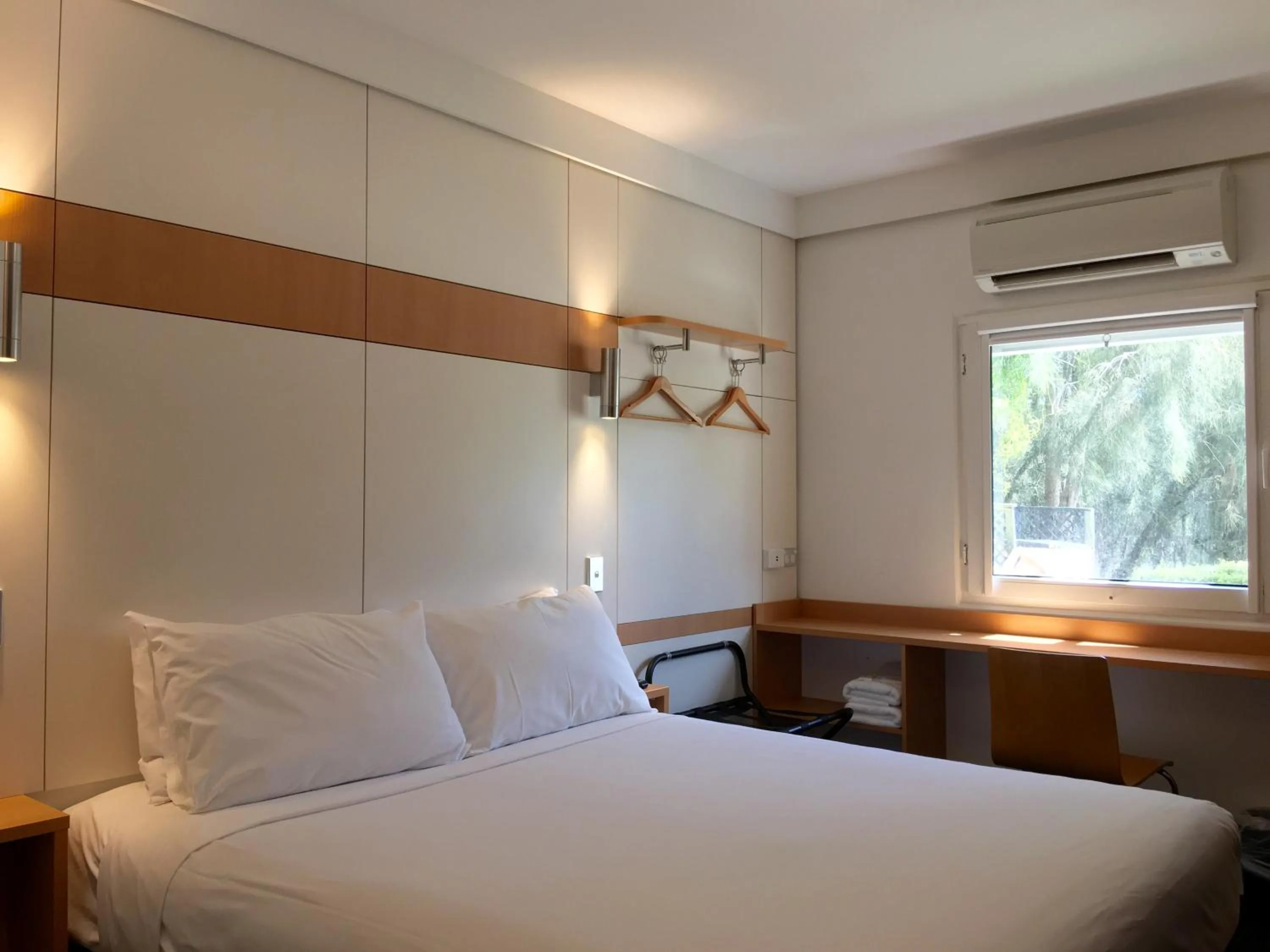 Photo of the whole room, Bed in ibis Budget - Gosford