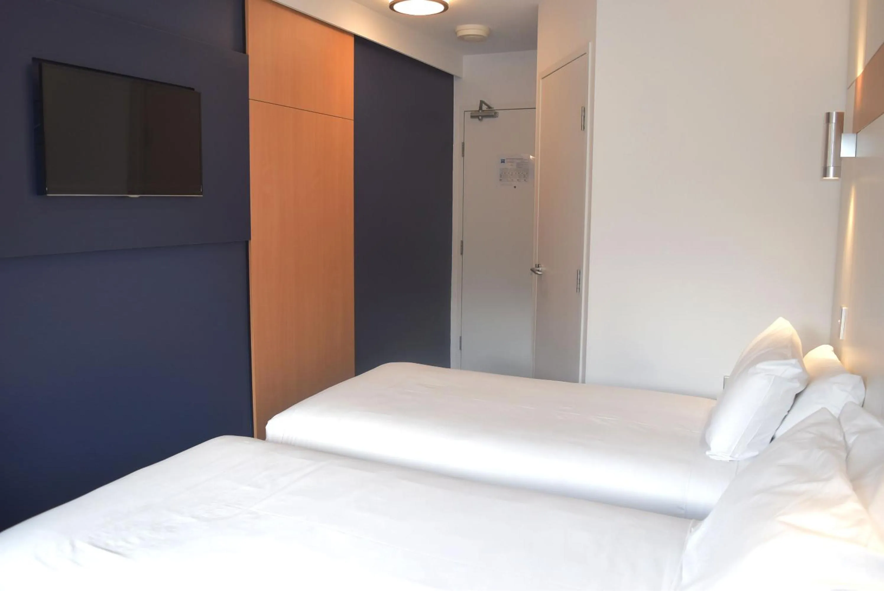 Photo of the whole room, Bed in ibis Budget - Gosford