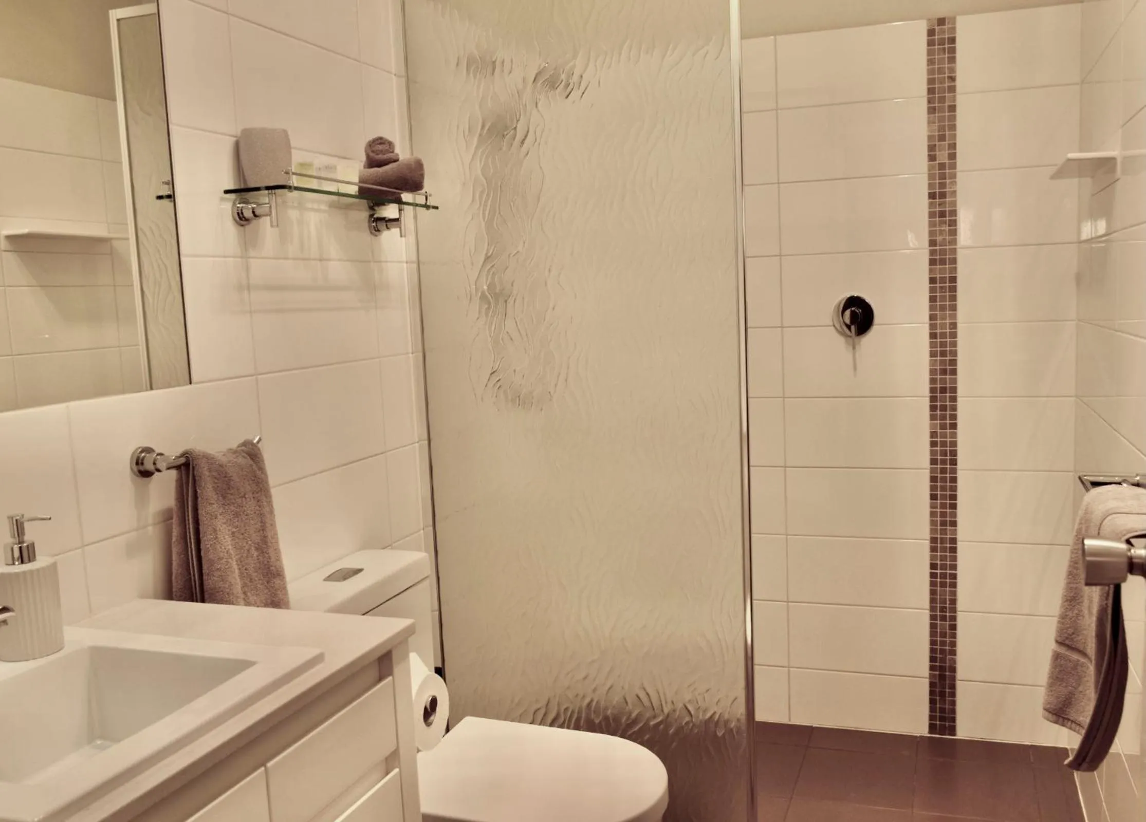 Bathroom in Edge Of The Forest Motel