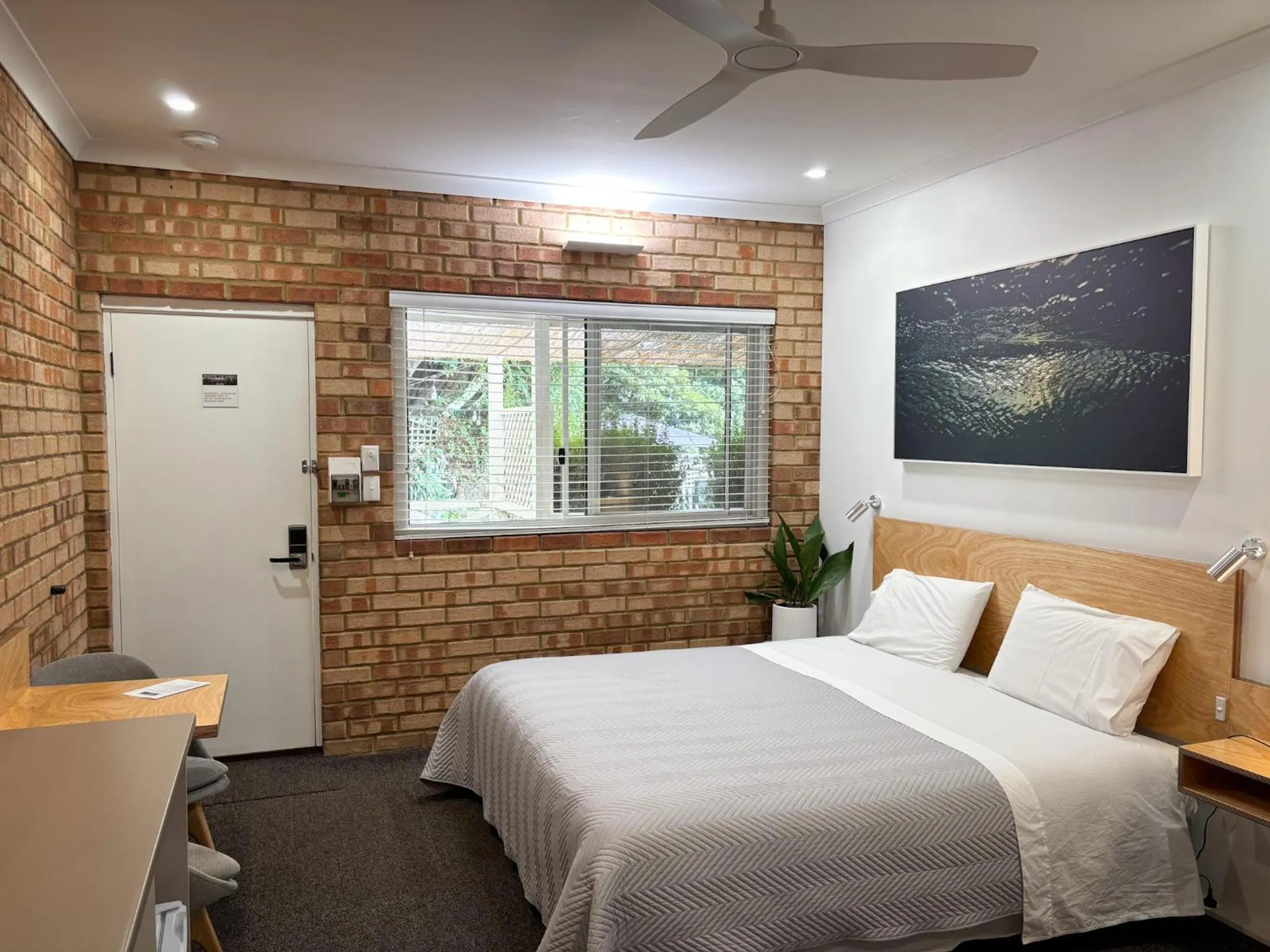 Bedroom, Bed in Edge Of The Forest Motel