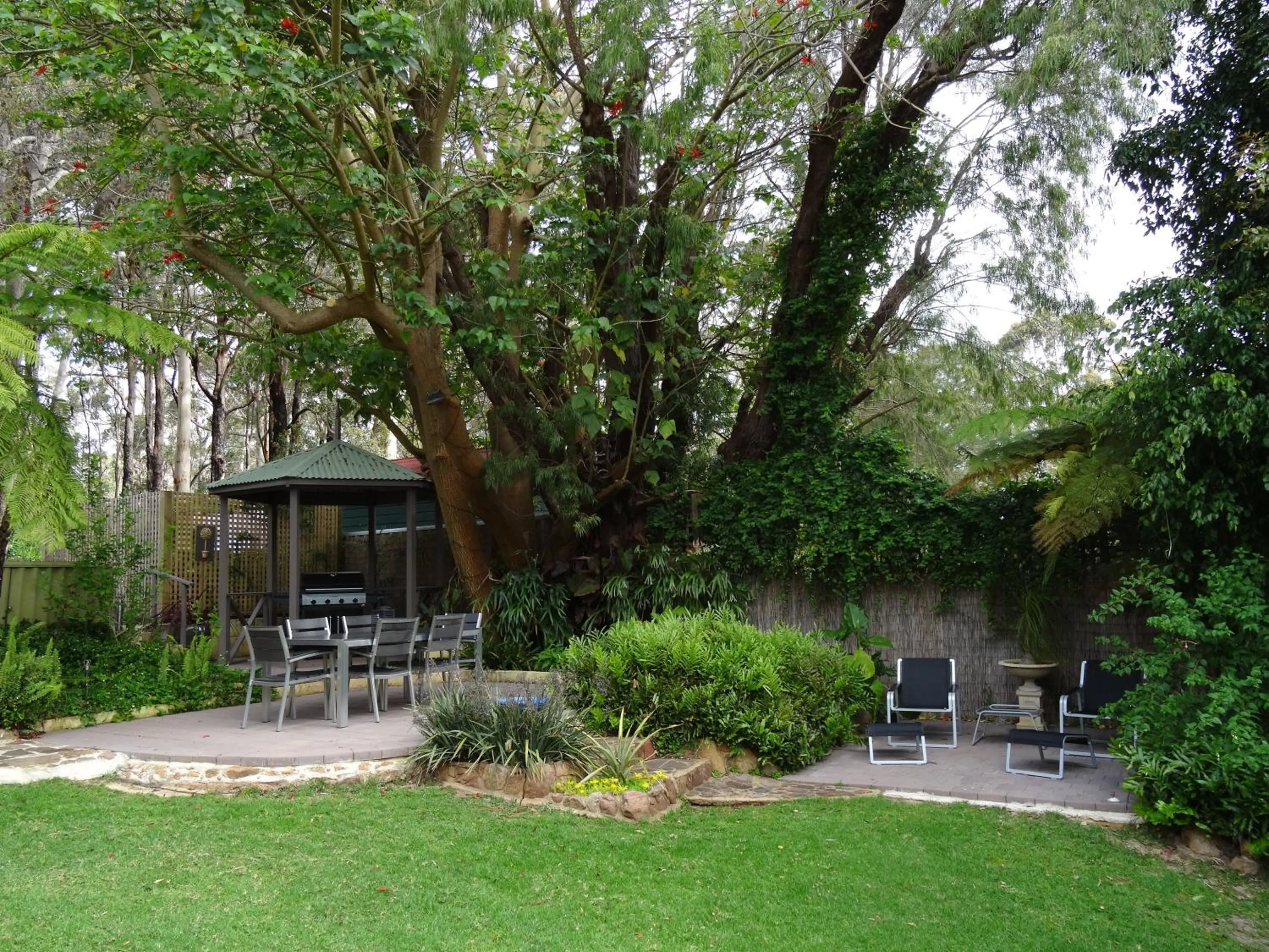Garden in Edge Of The Forest Motel