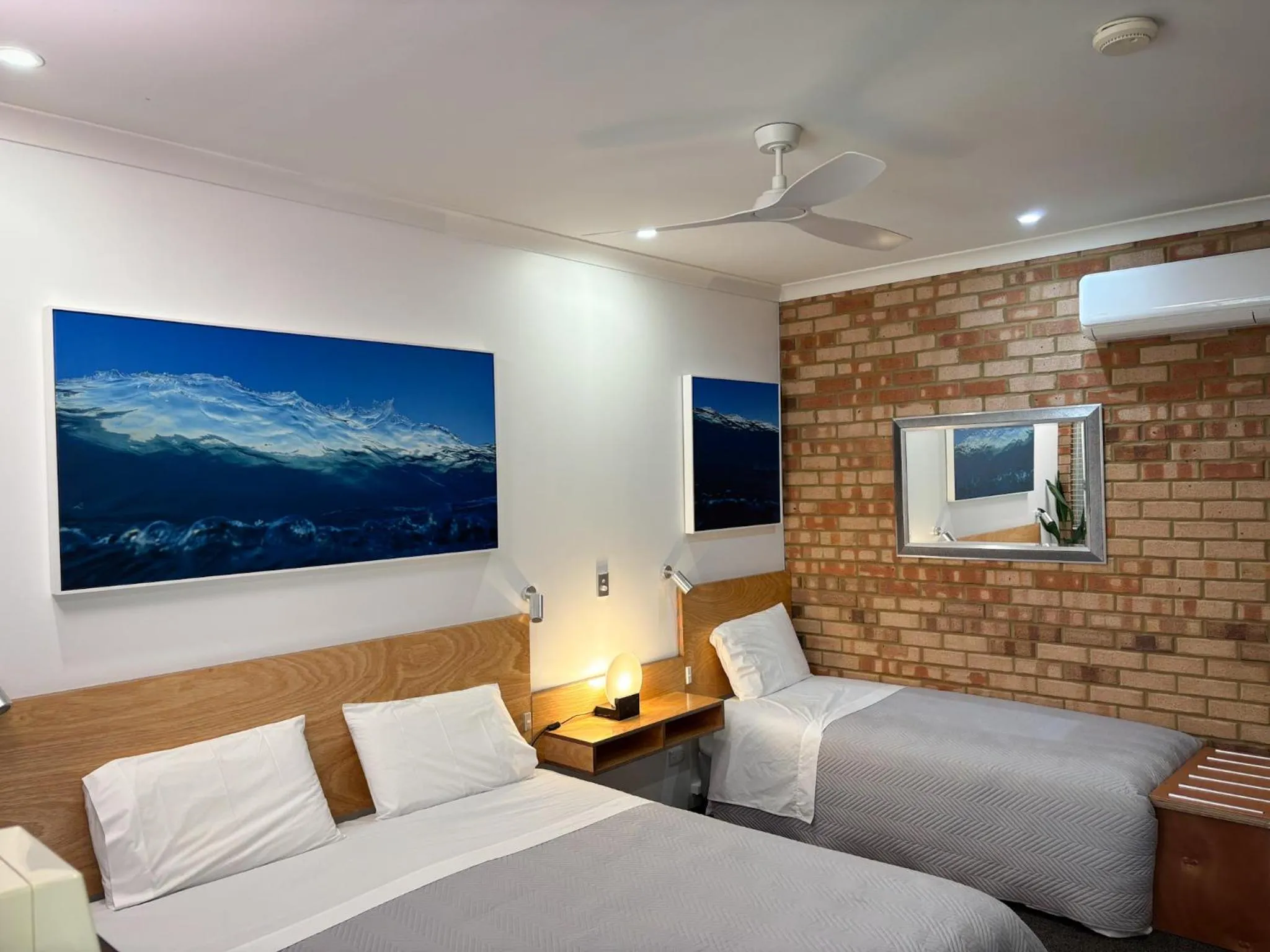 Bedroom, Bed in Edge Of The Forest Motel