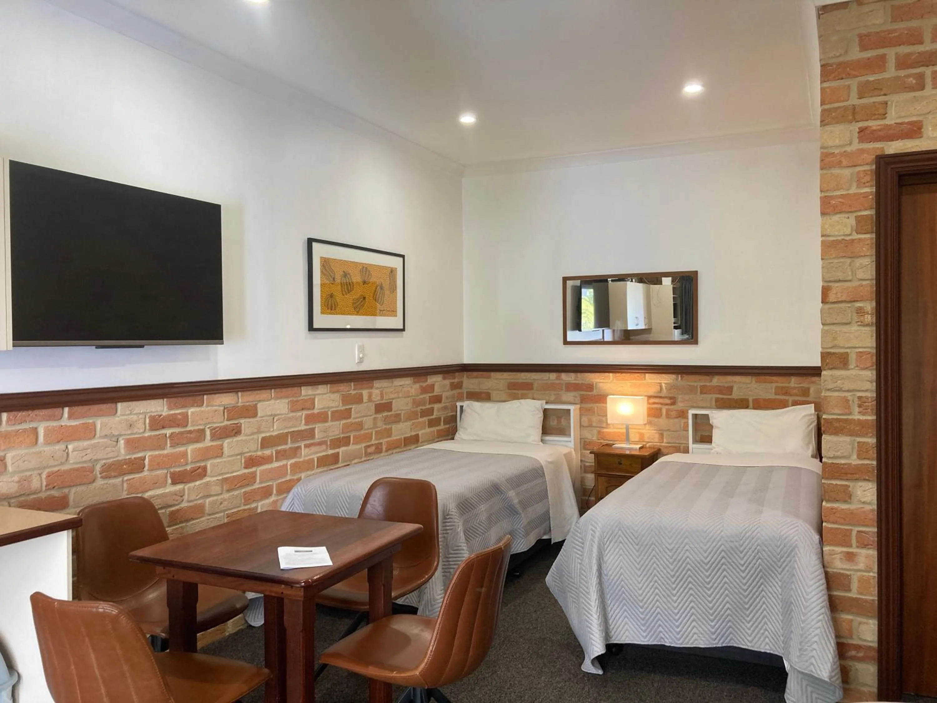 Dining area, Bed in Edge Of The Forest Motel