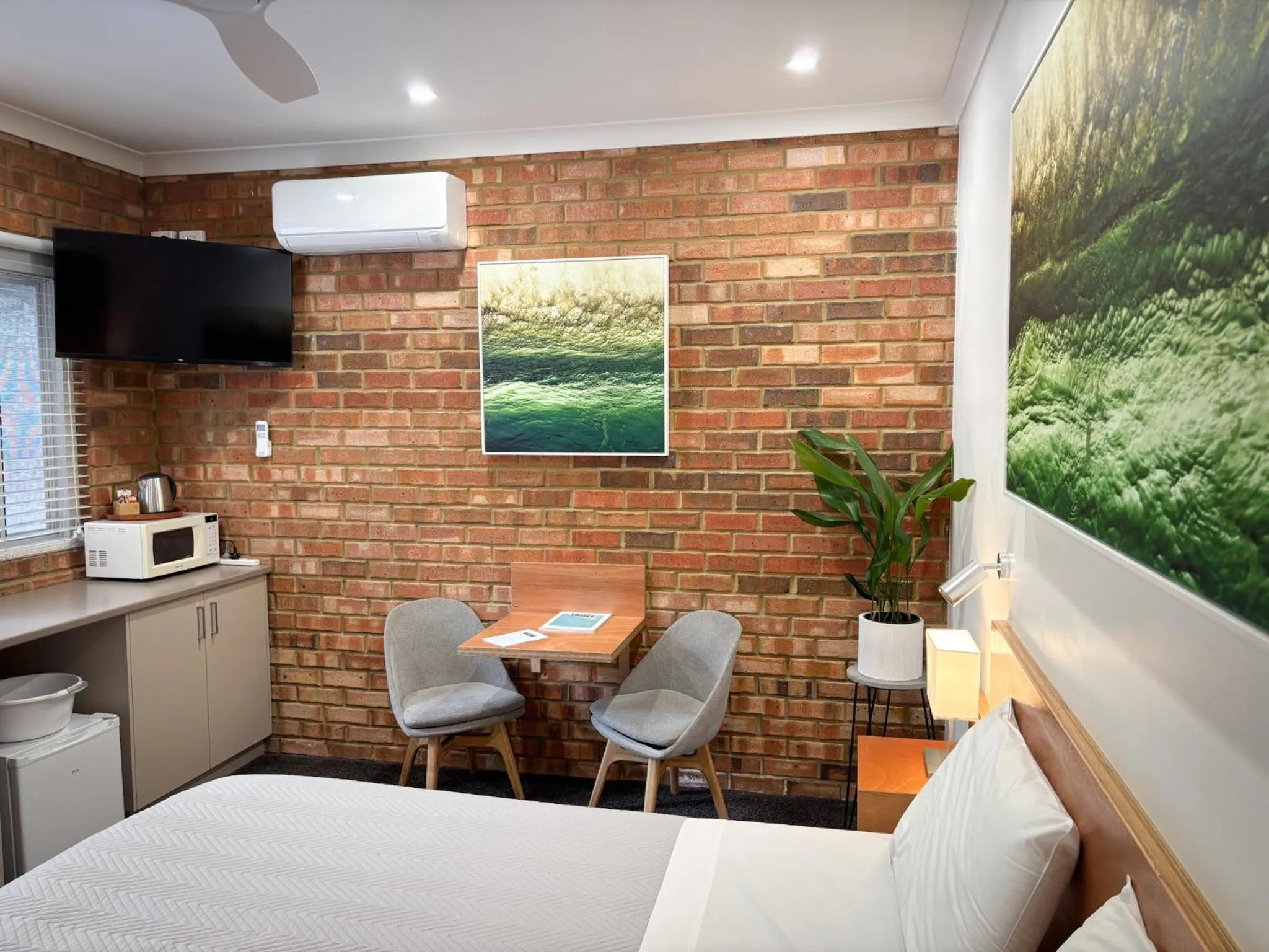 Kitchen or kitchenette, Bed in Edge Of The Forest Motel