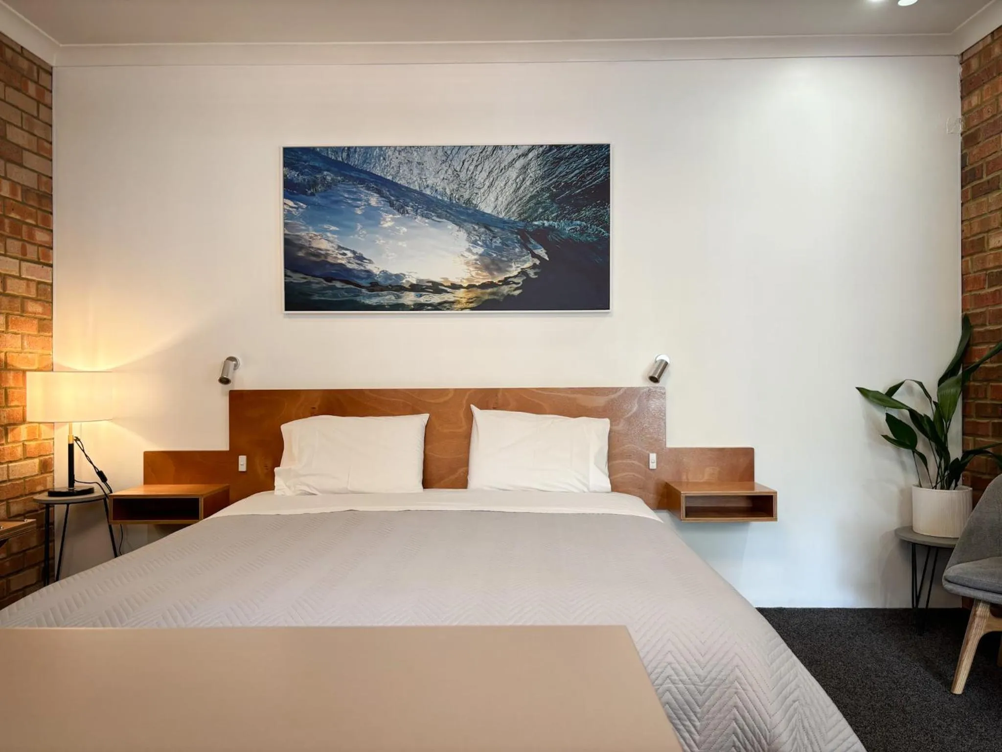 Bedroom, Bed in Edge Of The Forest Motel