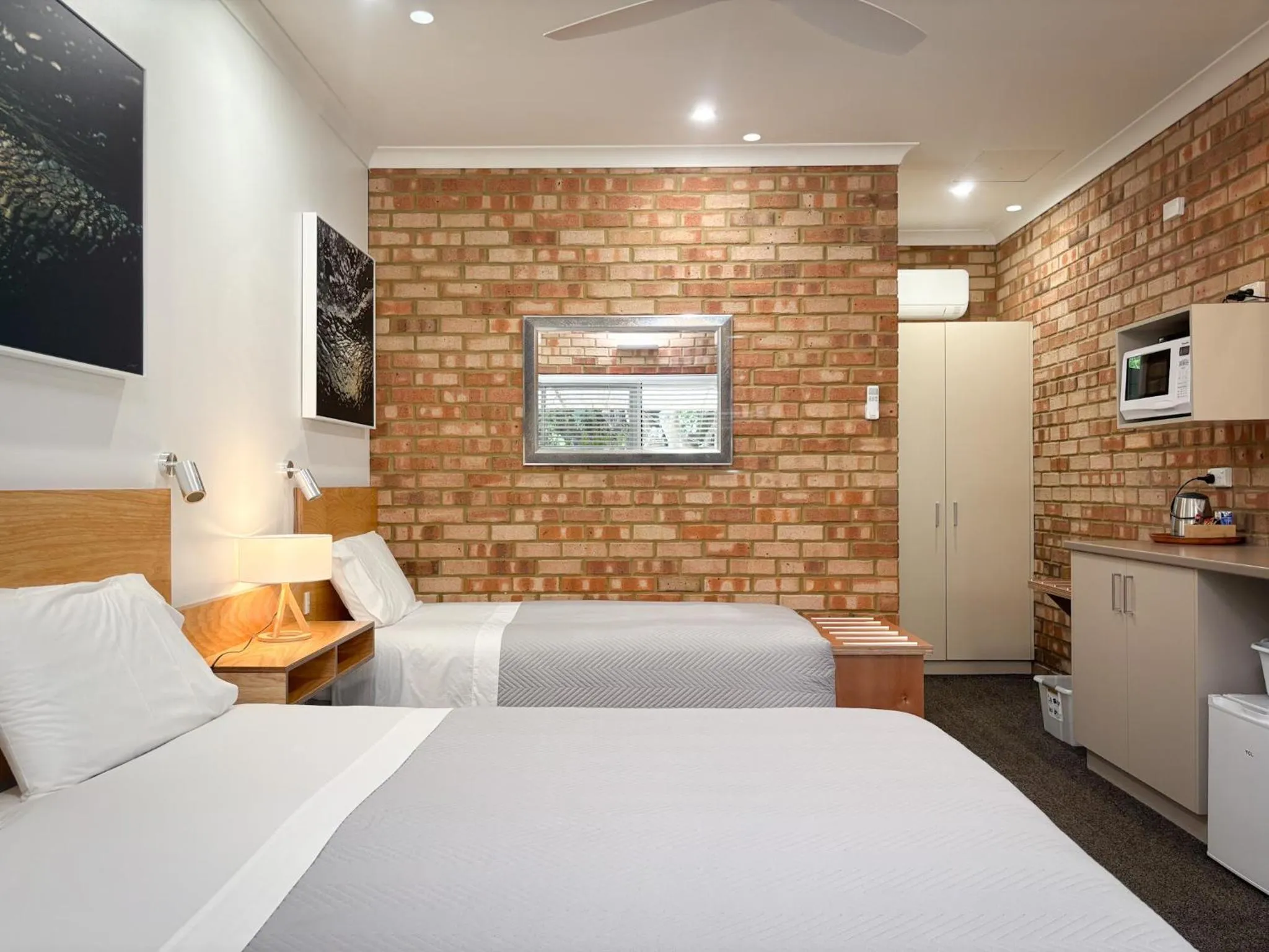 Kitchen or kitchenette, Bed in Edge Of The Forest Motel